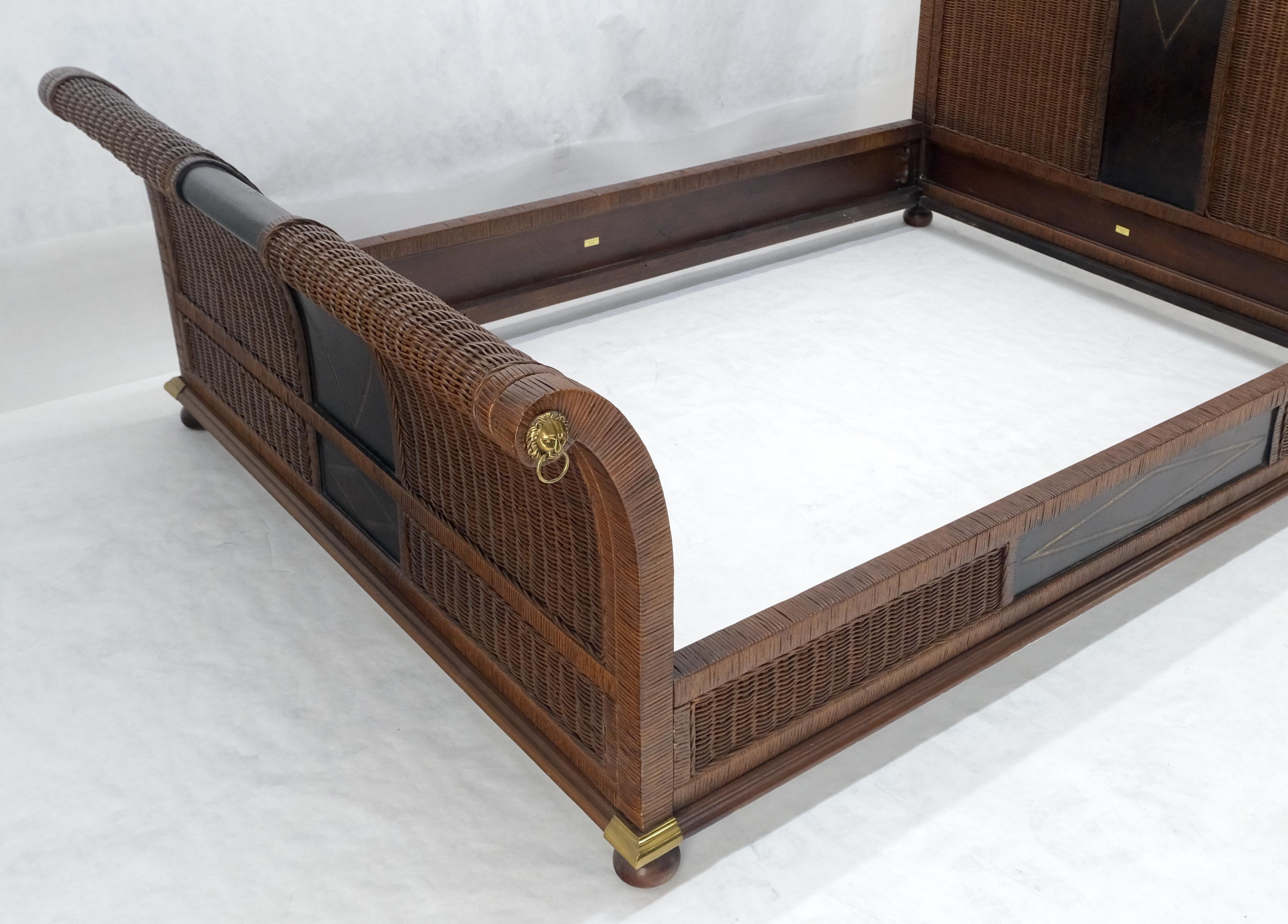 Ottone Drexel Wicker Tolled Leather Brass Accents King Size Slight Bed Headboard MINT (Testiera in vimini con inserti in ottone) in vendita