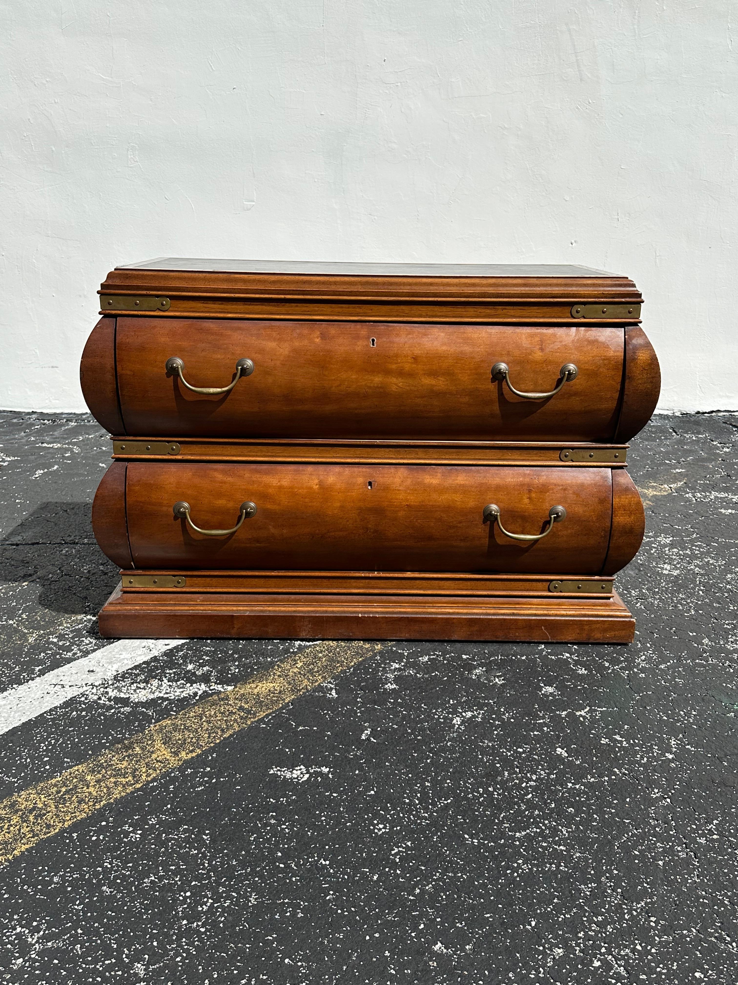 Trasportati negli eleganti e sofisticati anni '60 con questa cassettiera Bombay. Splendidamente scolpito con dettagli in ottone e dotato di rotelle per un facile spostamento. Questa rarissima cassettiera emana un'aria di lusso e raffinatezza. Il