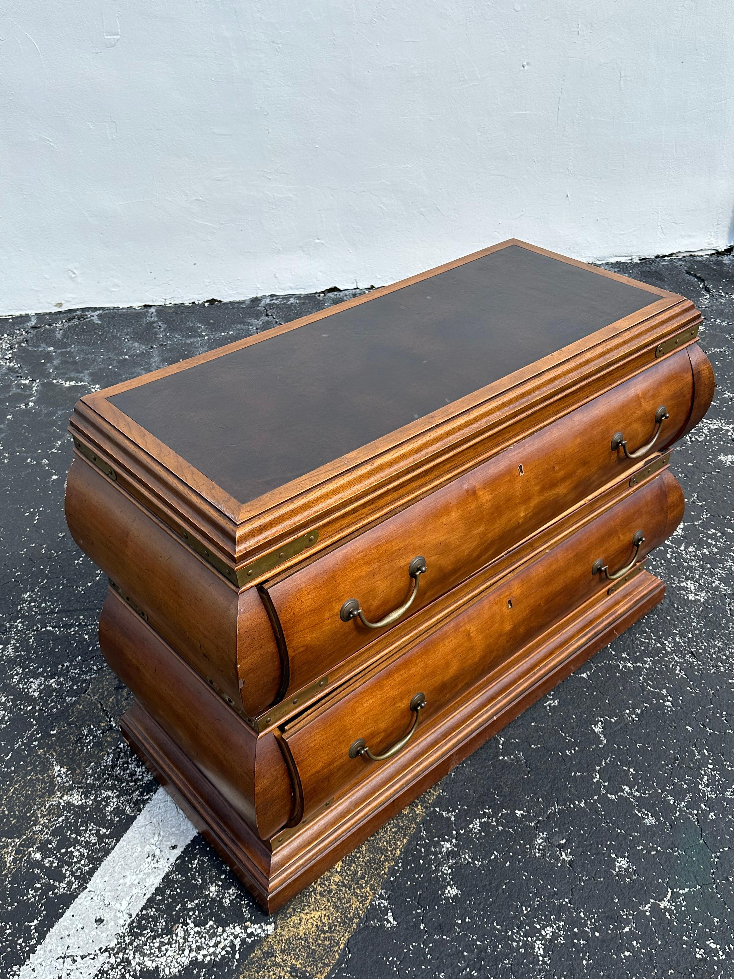 Mid-Century moderno Comò Bombay scultoreo in legno e ottone Drexel del 1960  Comò su rotelle in vendita