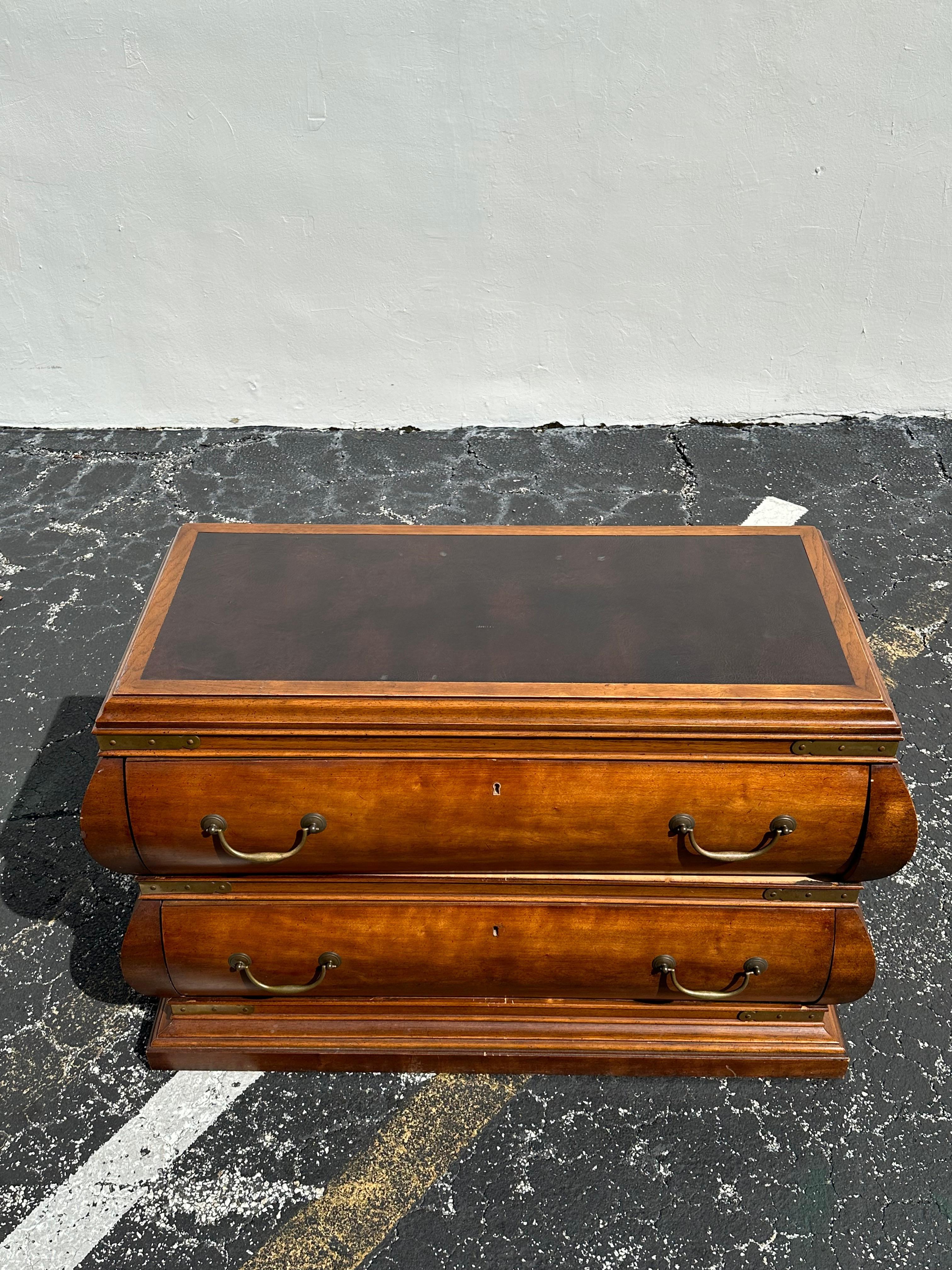 Nordamericano Comò Bombay scultoreo in legno e ottone Drexel del 1960  Comò su rotelle in vendita