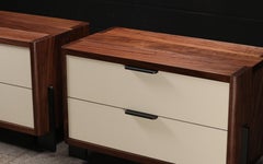 Dreyfus Night Stand, von AMBROZIA, Nussbaum Claro, Leinenleder & geschwärzter Stahl