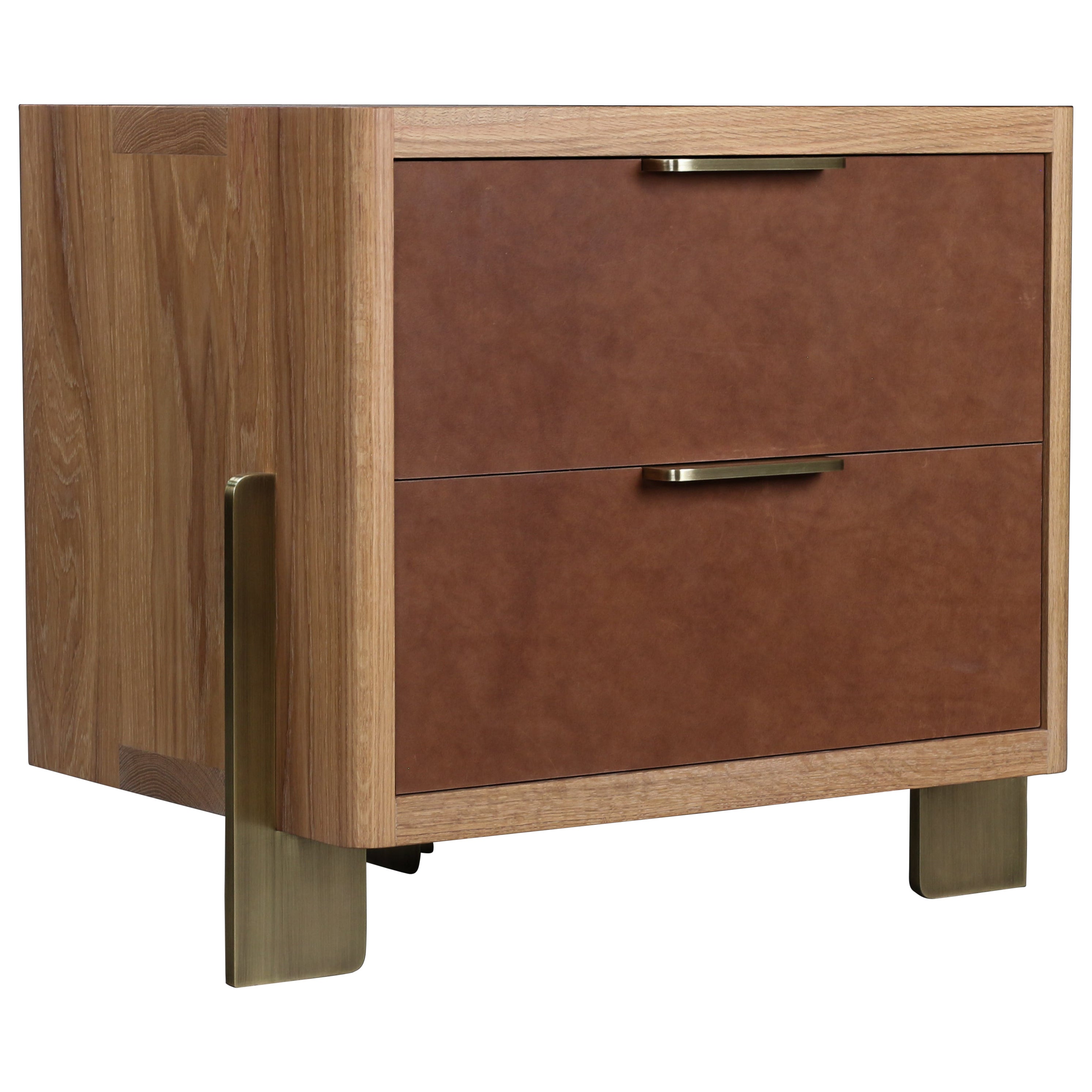 Table de nuit Dreyfus, par AMBROZIA, Oak Oak blanc, cuir Taos Brown et laiton antique en vente