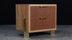 Comodino Dreyfus, di AMBROZIA, Oak Oak bianco, pelle marrone Taos e ottone antico