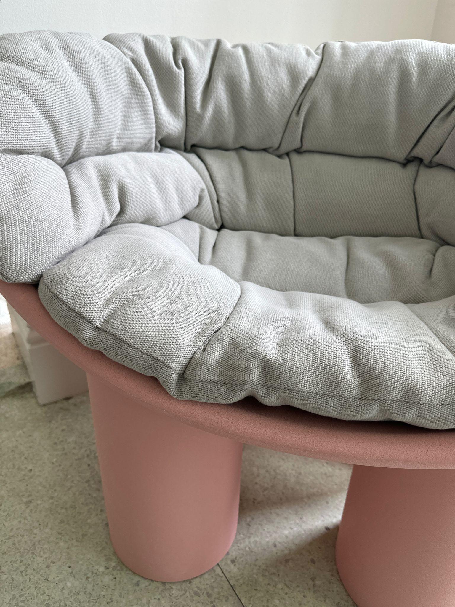 Die Roly Poly Collection, bestehend aus einem Sessel und einem Sofa, verkörpert die Konzepte von Möbeln und Skulpturen und repräsentiert damit die Philosophie von Driade auf perfekte Weise. Charakteristisch für diese Monoblock-Möbel ist die