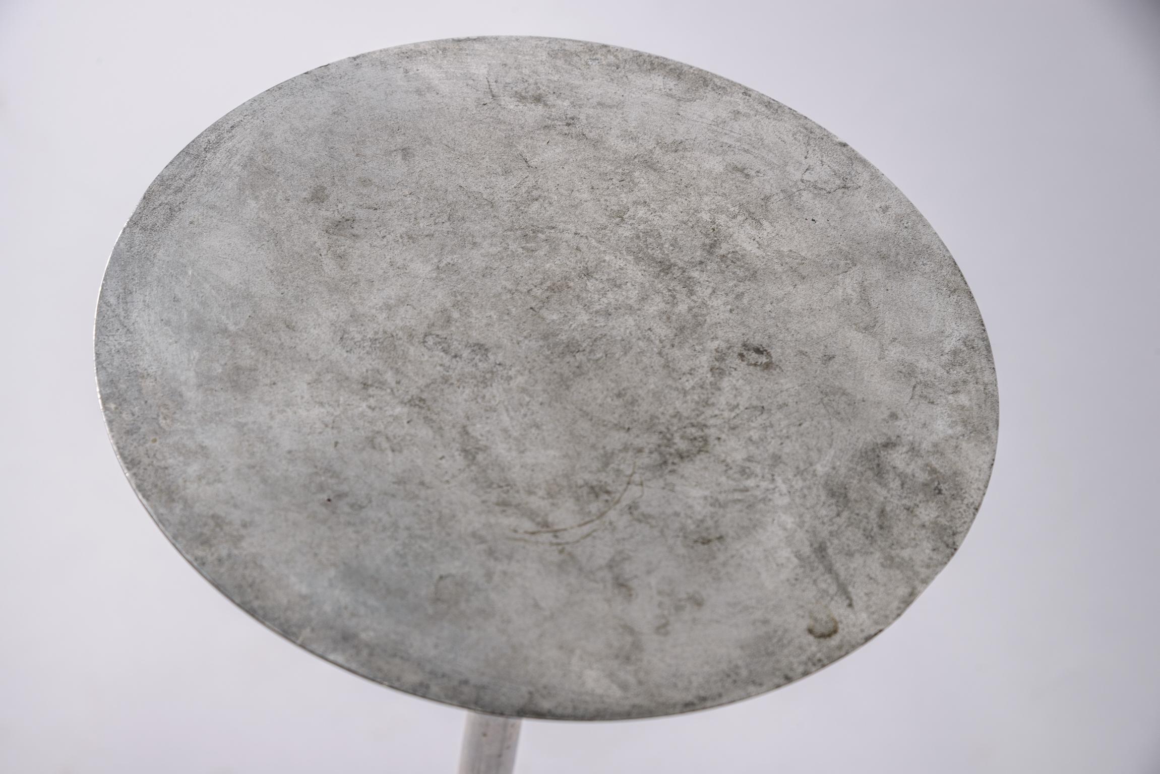 Una mesa Ping Li 
Diseñado por Giuseppe Chigiotti y fabricado por Driade
Una versión anterior de esta ingeniosa Mesa de aluminio