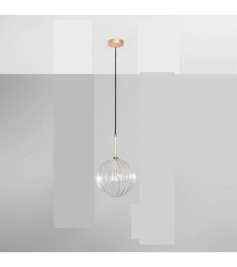 Lámpara globo contemporánea 30 by Schwung
Dimensiones: P 30 x An 30 x Al 352 cm 
Materiales: Latón macizo, globos de vidrio soplado con textura.
Acabado: Latón natural. 
Disponible en acabados: Níquel pulido o Gunmetal negro. También disponible