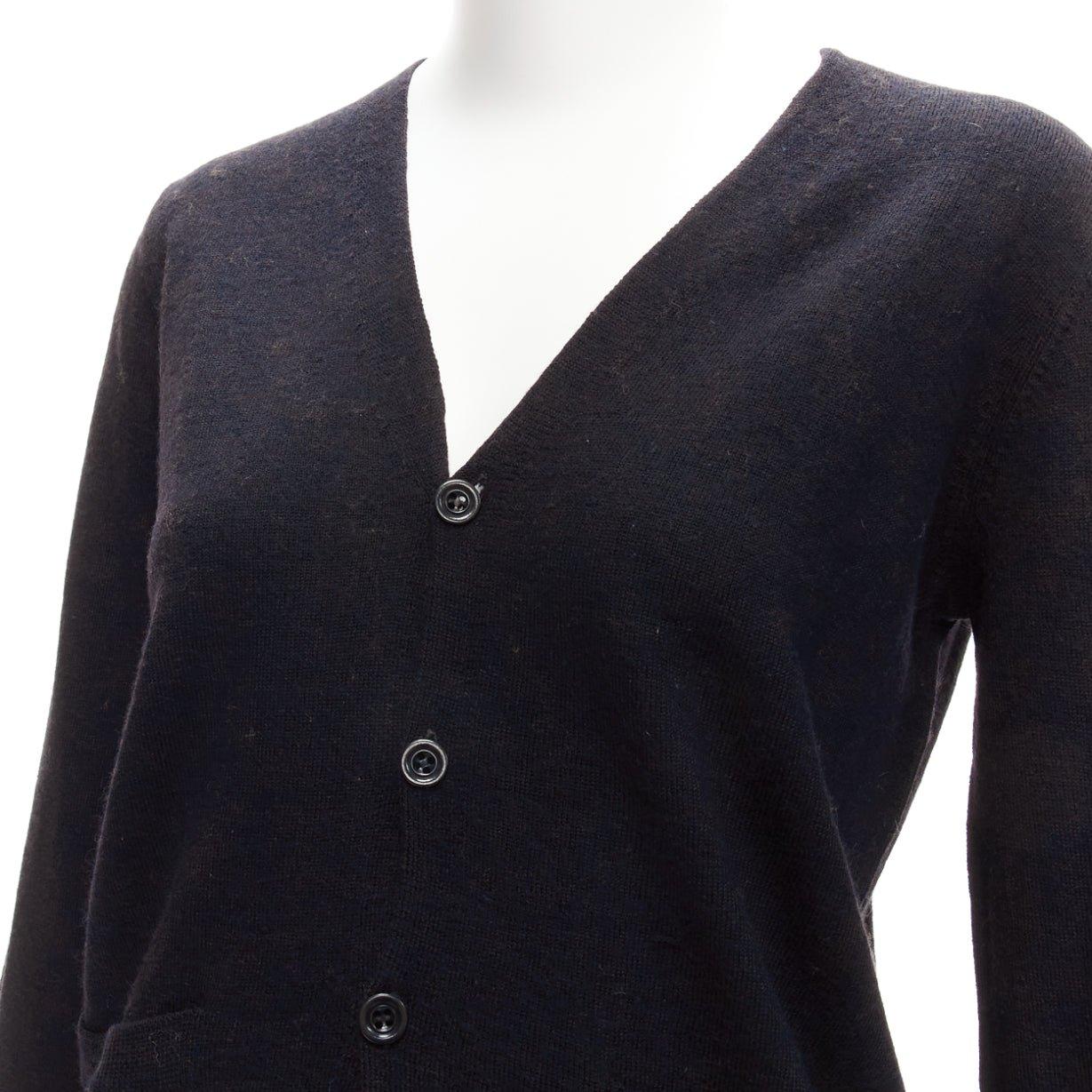 DRIES VAN NOTEN 100% Merinowolle schwarze Strickjacke mit Knopfleiste L
Aktenzeichen: CELG/A00395
Marke: Dries Van Noten
MATERIAL: Merinowolle
Farbe: Schwarz
Muster: Solide
Verschluss: Knopf
Hergestellt in: China

ZUSTAND:
Zustand: Sehr gut, dieser