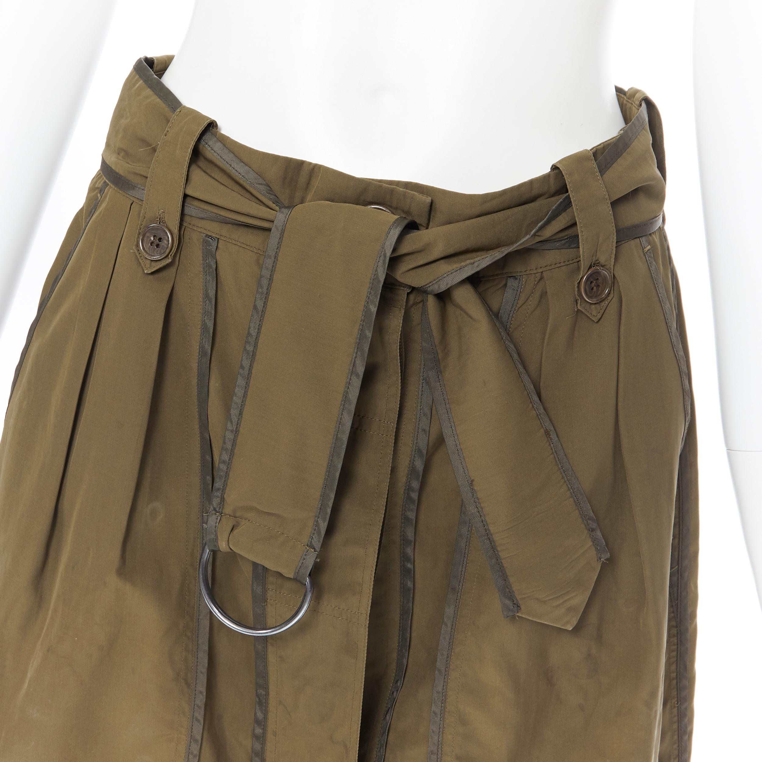 DRIES VAN NOTEN 100% seda verde caqui diseño de costura invertida falda con cinturón FR36
Marca: Dries van Noten
Diseñador: Dries van Noten
Nombre del modelo / Estilo: Falda informal
Material: Seda
Color: Verde
Patrón: Sólido
Cierre: Botón
Detalle