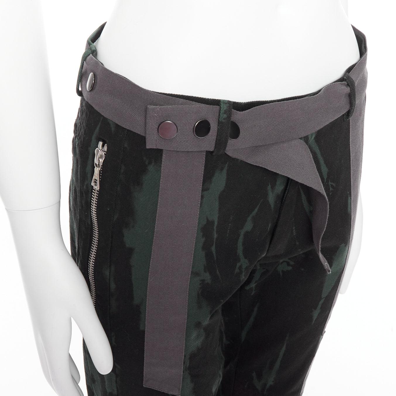 Pasarela DRIES VAN NOTEN 2014  vaqueros bondage biker verde negro gris estampado tie dye IT46 S
Referencia: PRWU/A00088
Marca: Dries van Noten
Colección: 2014 AW - Pasarela
Material: Algodón
Color: Verde, Gris
Patrón: Tie Dye
Cierre: Botones a