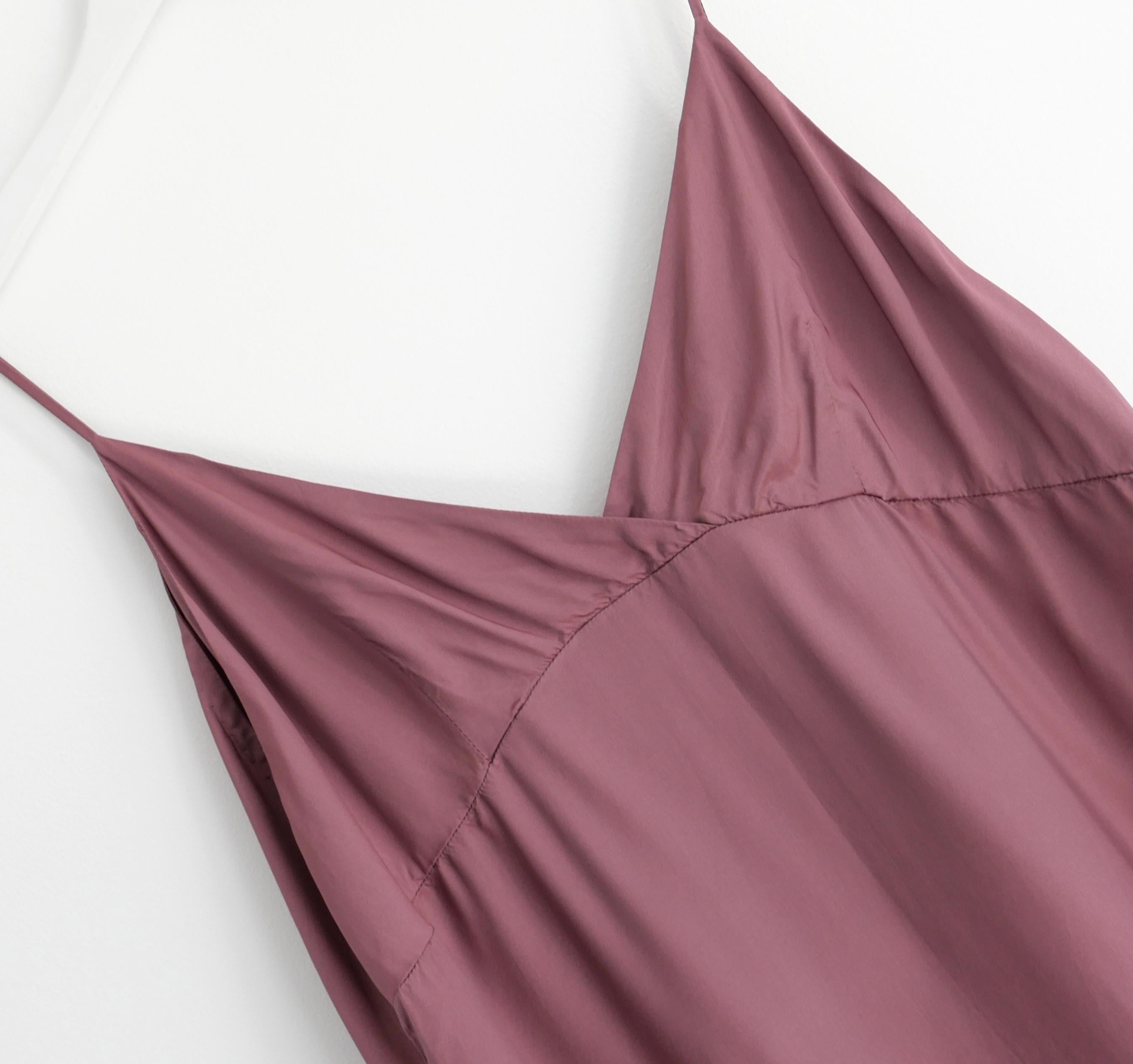 Precioso slip dress de archivo de Dries van Noten . Confeccionado en suave y fluido satén rosa mora (la etiqueta comp se ha retirado), tiene un corte acampanado con busto moldeado y tirantes finos. Talla FR42/UK14. Medidas aproximadas: busto 36