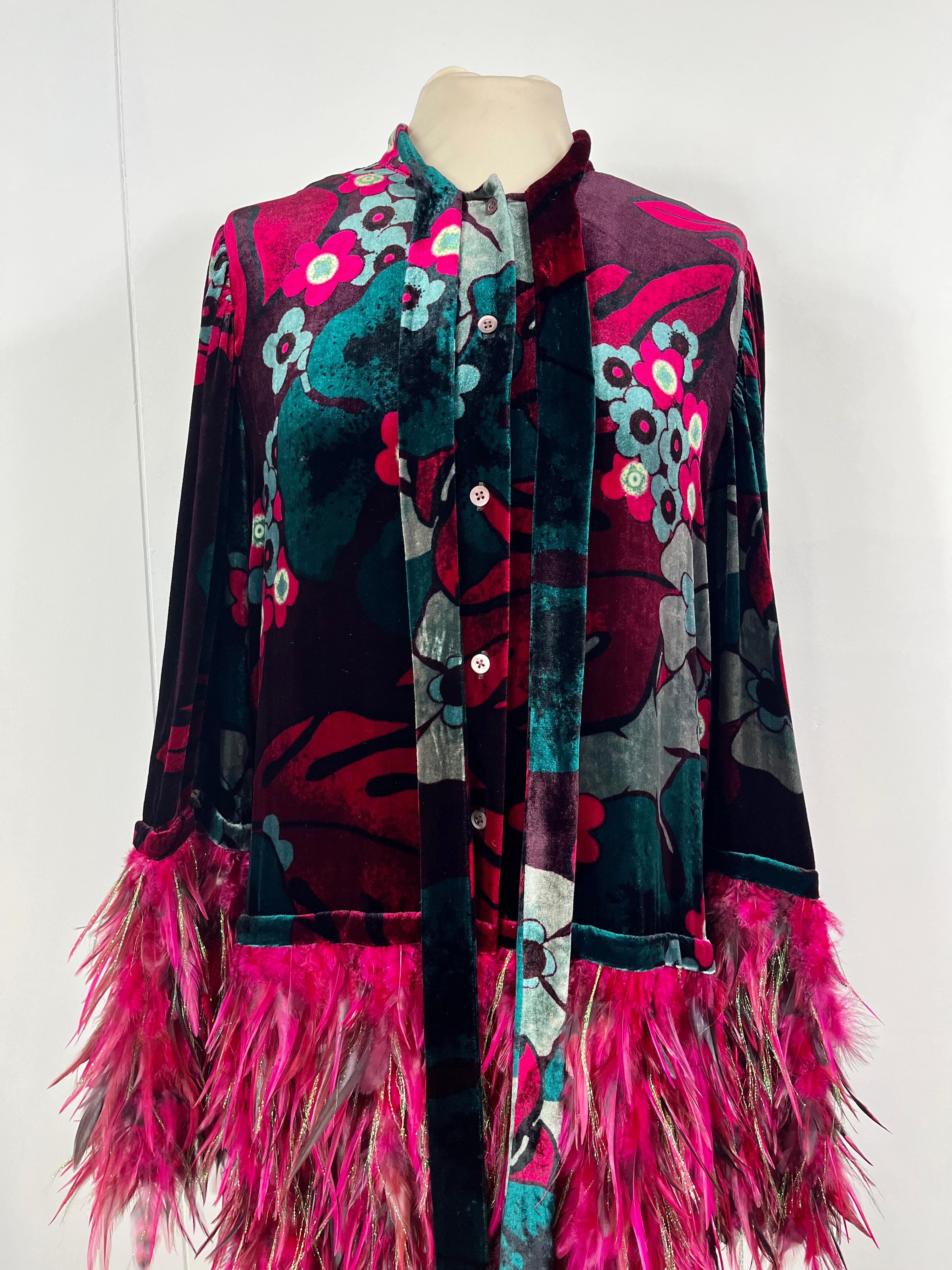 Dries Van Noten Dress.
Coming from Autumn Winter 2020 collection.
Featuring amazing floral pattern and feathers details.
In viscose and silk. Velvet feeling.
Very elegant and eccentric.
It can be styled both as a dress or an overcoat.
Size 40