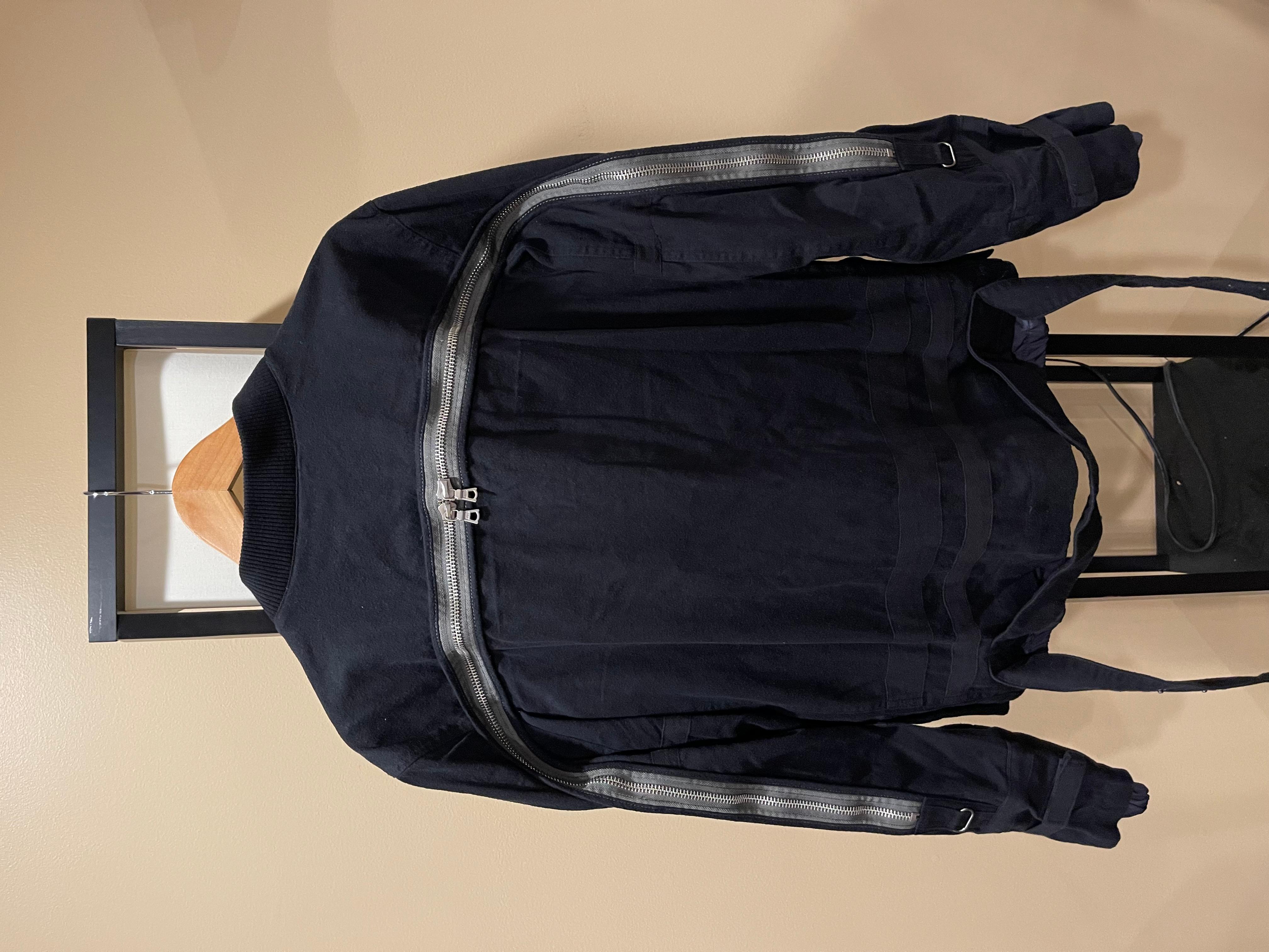 Dries Van Noten AW14 Schwarzer Backzip-Bomber
Größe Medium
Toller Gesamtzustand. Bitte erwarten Sie nicht, dass diese Jacke brandneu aussieht, sie ist von 2014. Alle detaillierten Bilder ansehen.
Ikonischer Bomber mit Rückenreißverschluss.
Äußerst