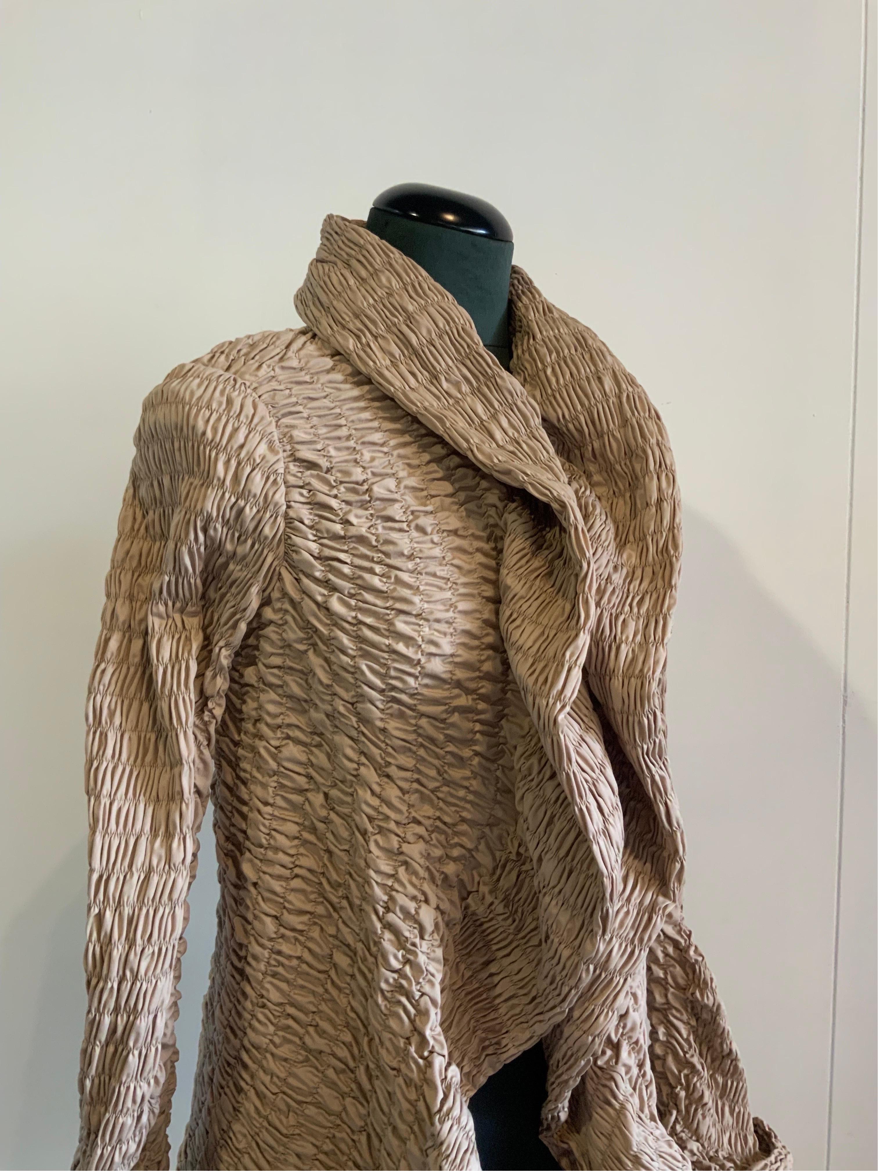DRIES VAN NOTEN OUTERWEAR.
Made of 100% cotton. typical fabric of the brand.
Size S. Features 3 hooks for closure.
Measures:
Shoulders 40 cm
Bust 44 cm
Length 86 cm
Sleeve 80 cm
Excellent general condition, like new.
Very particular and elegant