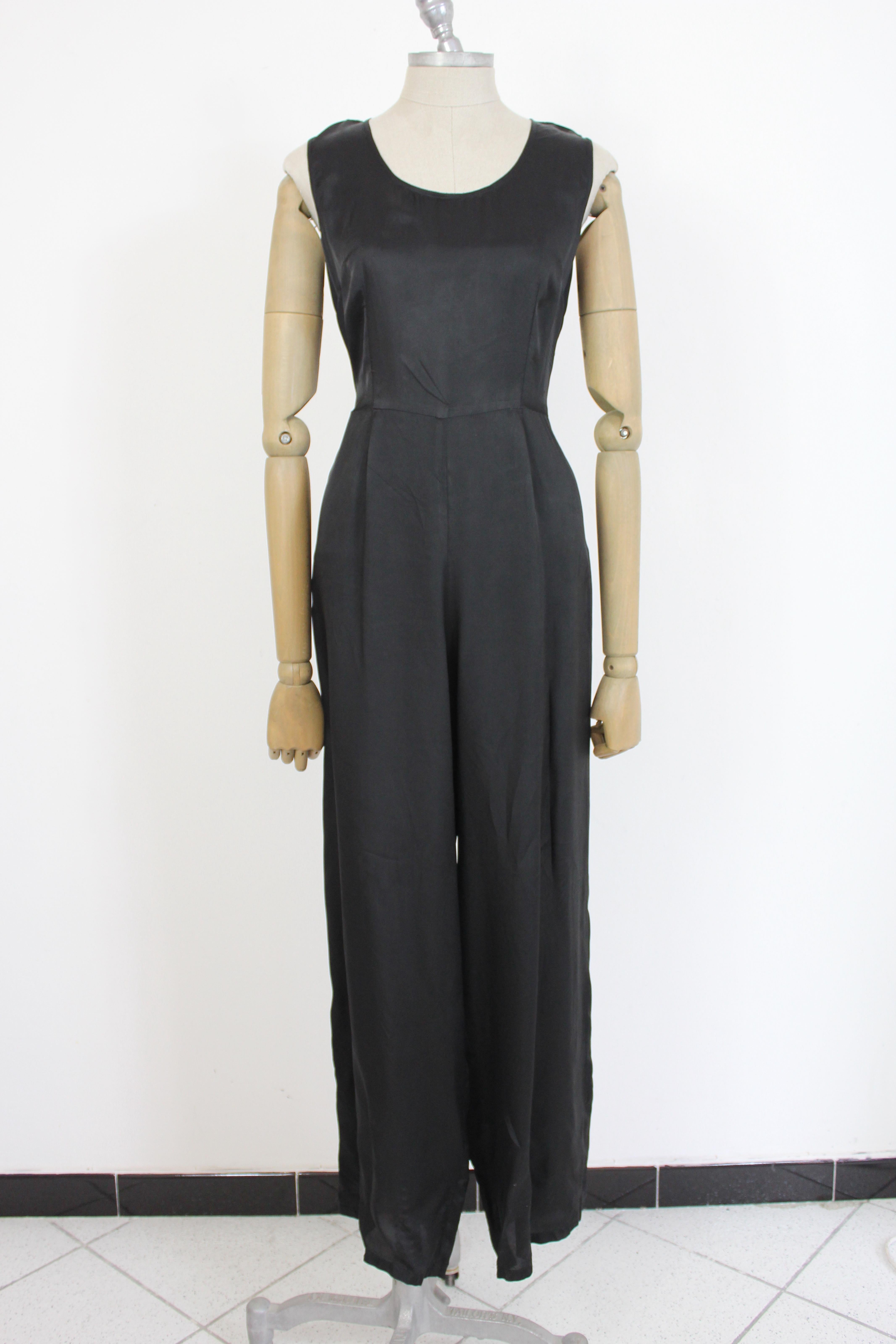 Dries Van Noten vintage 90s dress. Elegant suit, long model, soft fit, black color. Zipper on the sides, polyester fabric. Made in Belgium.

Condition: Excellent

Article used few times, it remains in its excellent condition. There are no visible