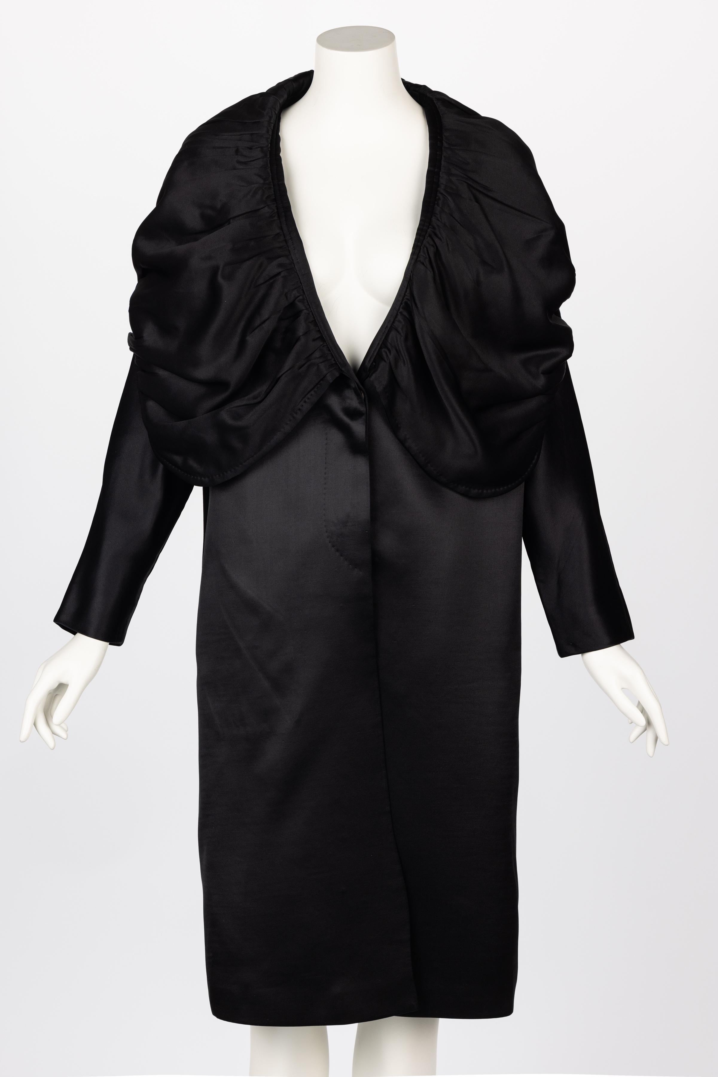 Membro dell'acclamato collettivo di designer, gli Antwerp Six, Dries Van Noten è uno stilista belga che si è fatto le ossa con un'estetica di stile molto in anticipo sui tempi. Descritto come uno degli stilisti più 