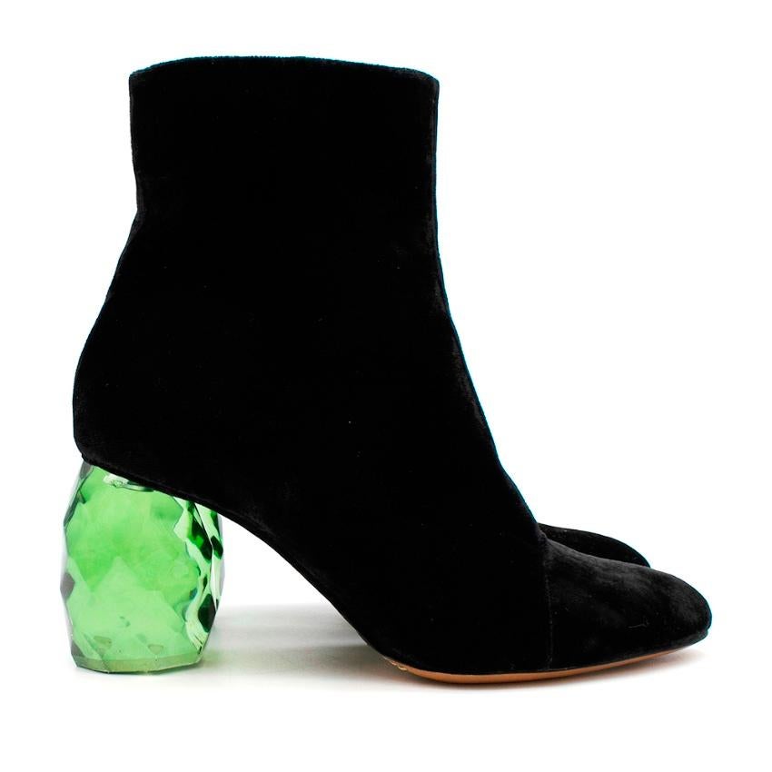 Dries Van Noten Black Velvet Plexi Heel Ankle Boots

-Made of soft velvet 
-Iconic green geometric sculptural plexiglass heels 
-Luxurious leather lining 
-Neutral timeless style 

Materials:
Main-velvet
Lining-leather 
Soles-leather 

Made in Italy