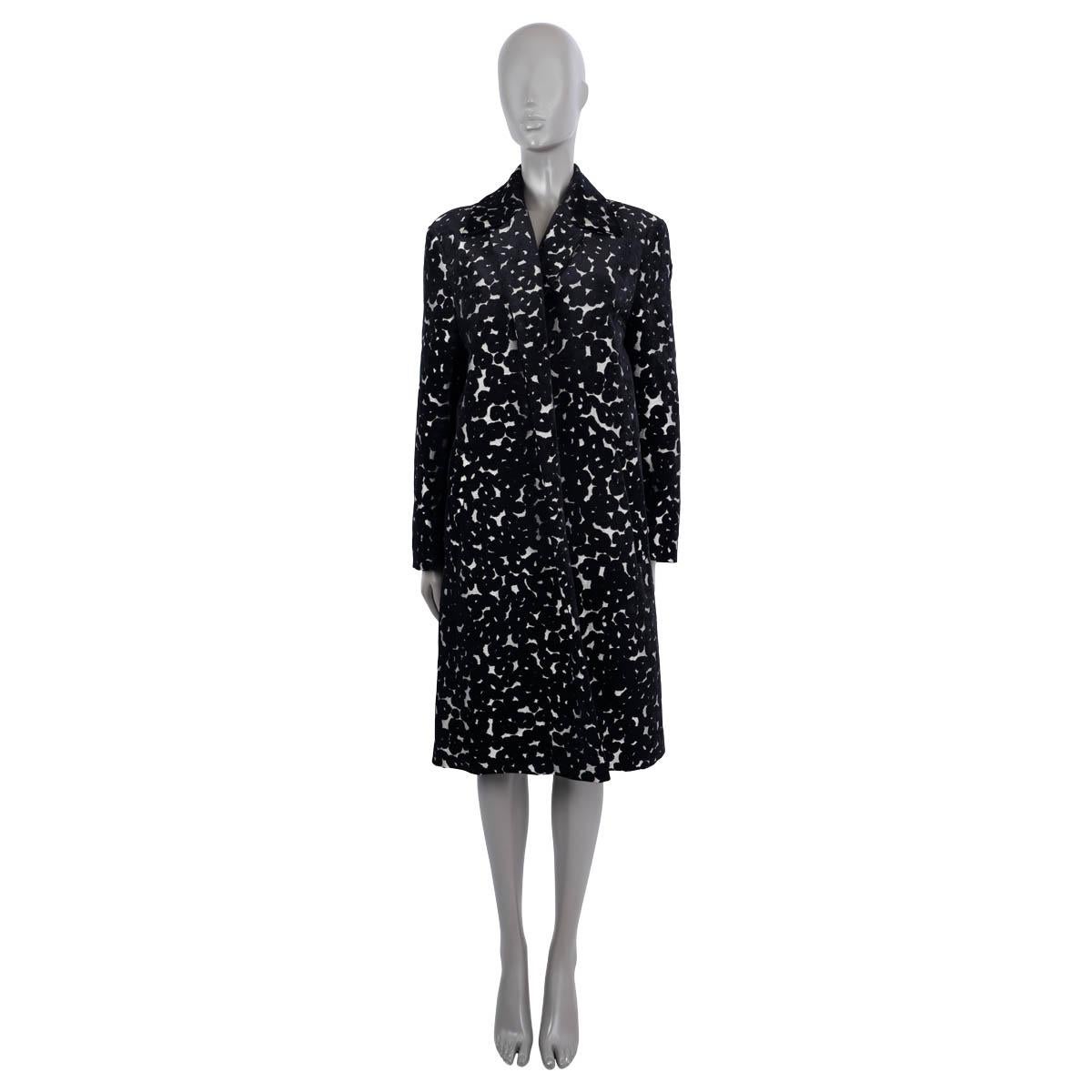 100% authentic Dries van Noten jacquard floral open coat black and white viscose (61%), cotton (26%), and polyester (13%). Features two slit pockets on the side. Lined in black cotton (64%) and cupro (36%). Has been worn and is in excellent