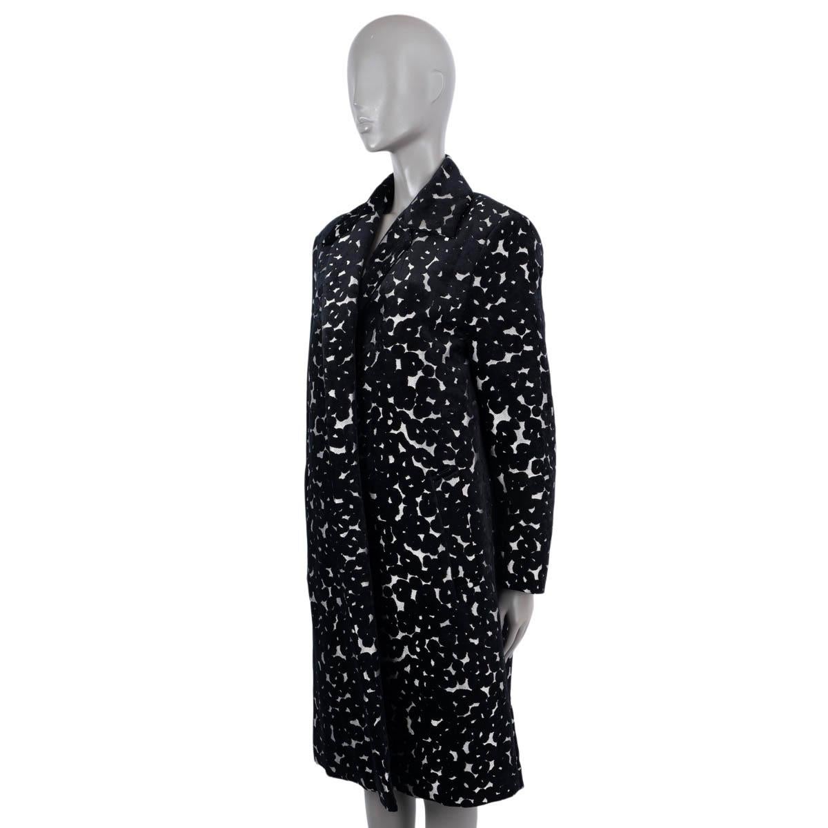 DRIES VAN NOTEN black & white FLORAL JACQUARD OPEN Coat Jacket 40 M In Excellent Condition For Sale In Zürich, CH