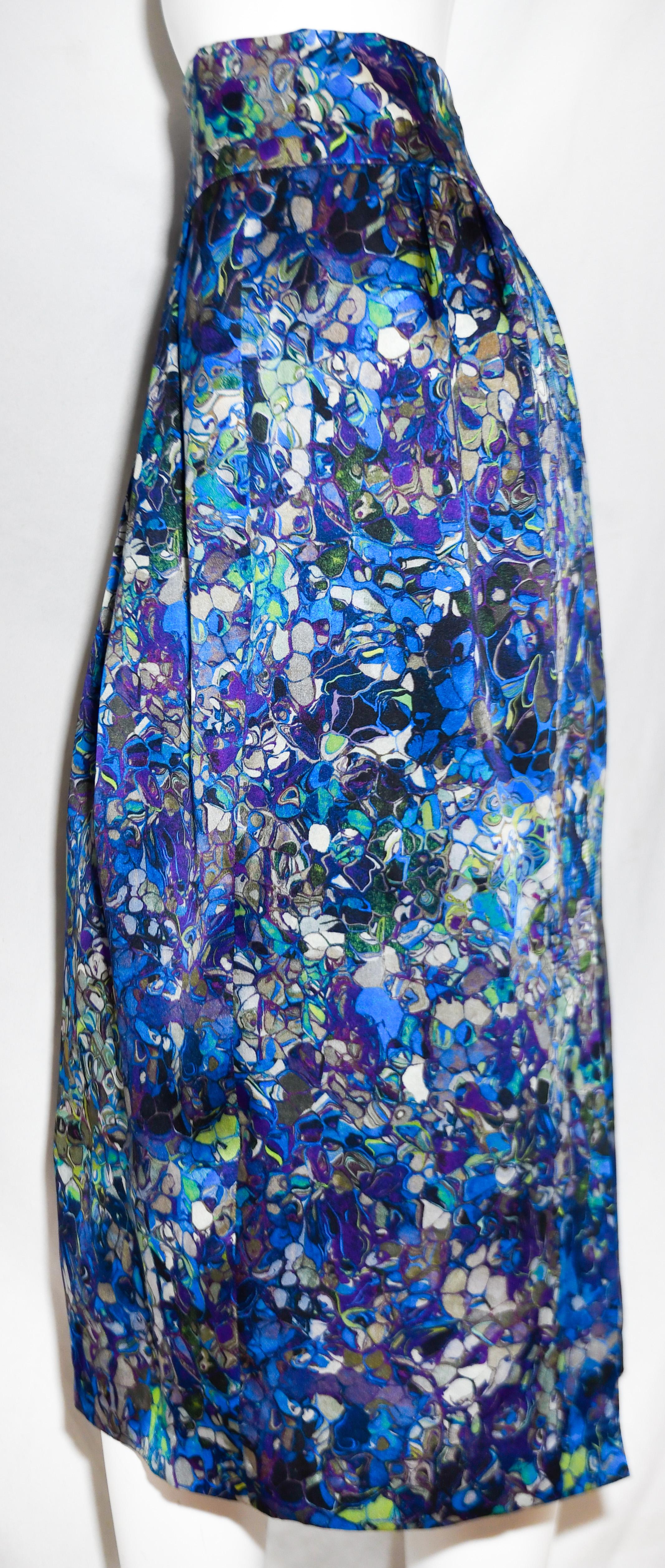 Dries Van Noten 1990's multi color silk abstract print pleated detailed midi skirt includes a high rise 2 1/2 inch waistband and zipper at back for closure.  This skirt falls to just below the knee.   Skirt is in excellent condition.
Made in Belgium