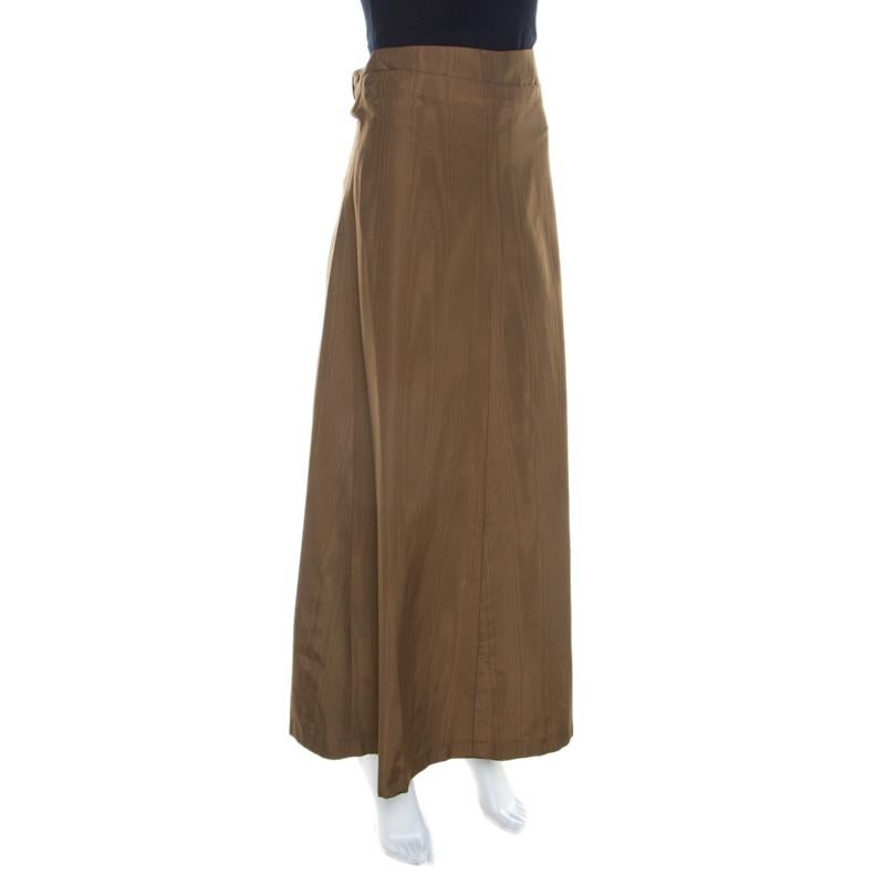 You can add this elegant Dries Van Noten skirt for when you want to make a statement in an understated way. Made from a cotton blend, it has a bow detail at the back and it is gorgeous!

