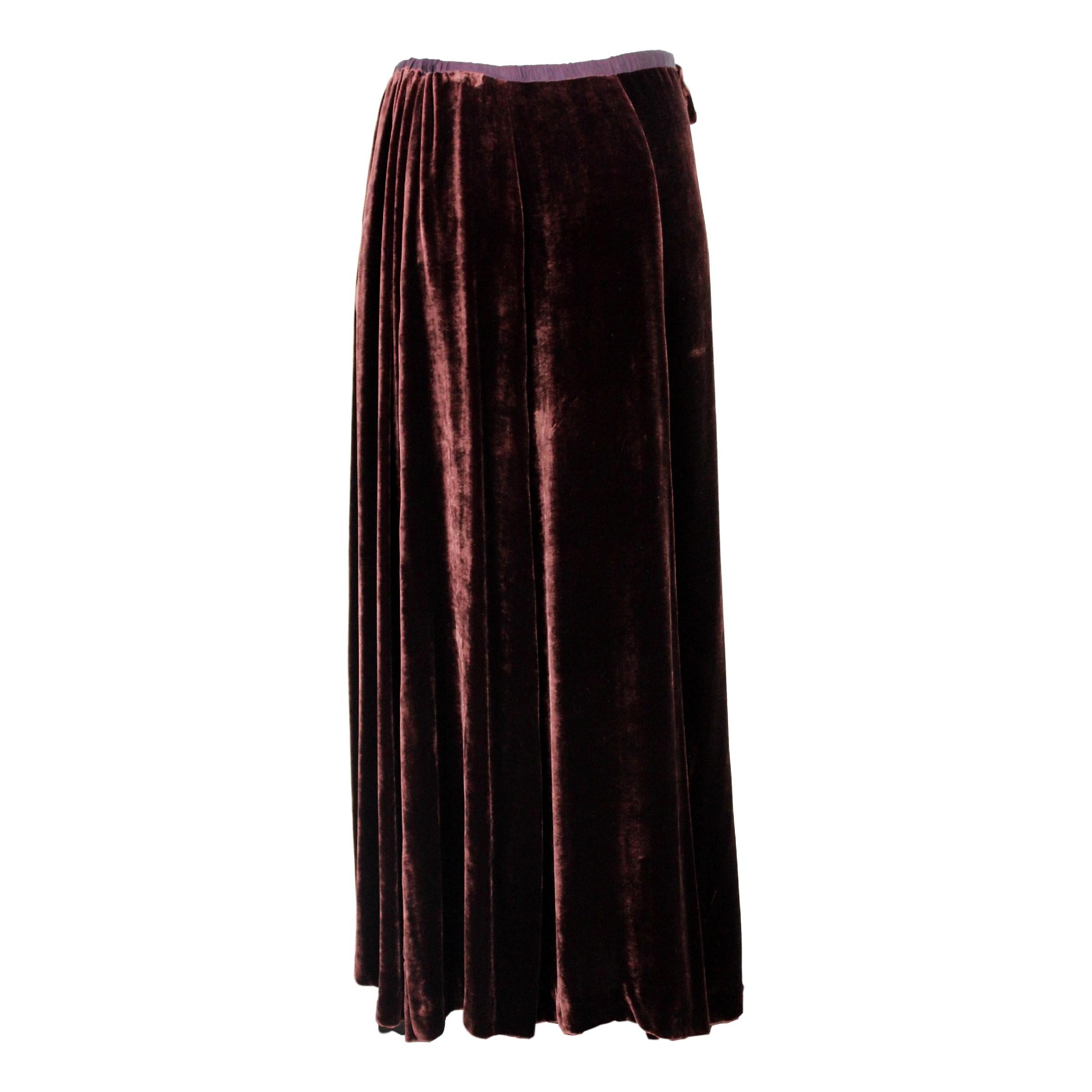 Vintage Dries Van Noten 90s long skirt, brown color, 86% rayon 14% silk, velvet effect. Two pockets on the sides, adjustable elasticated waistband and hidden buttons along the entire length. Made in Belgium. Excellent vintage condition. 

Size: 42