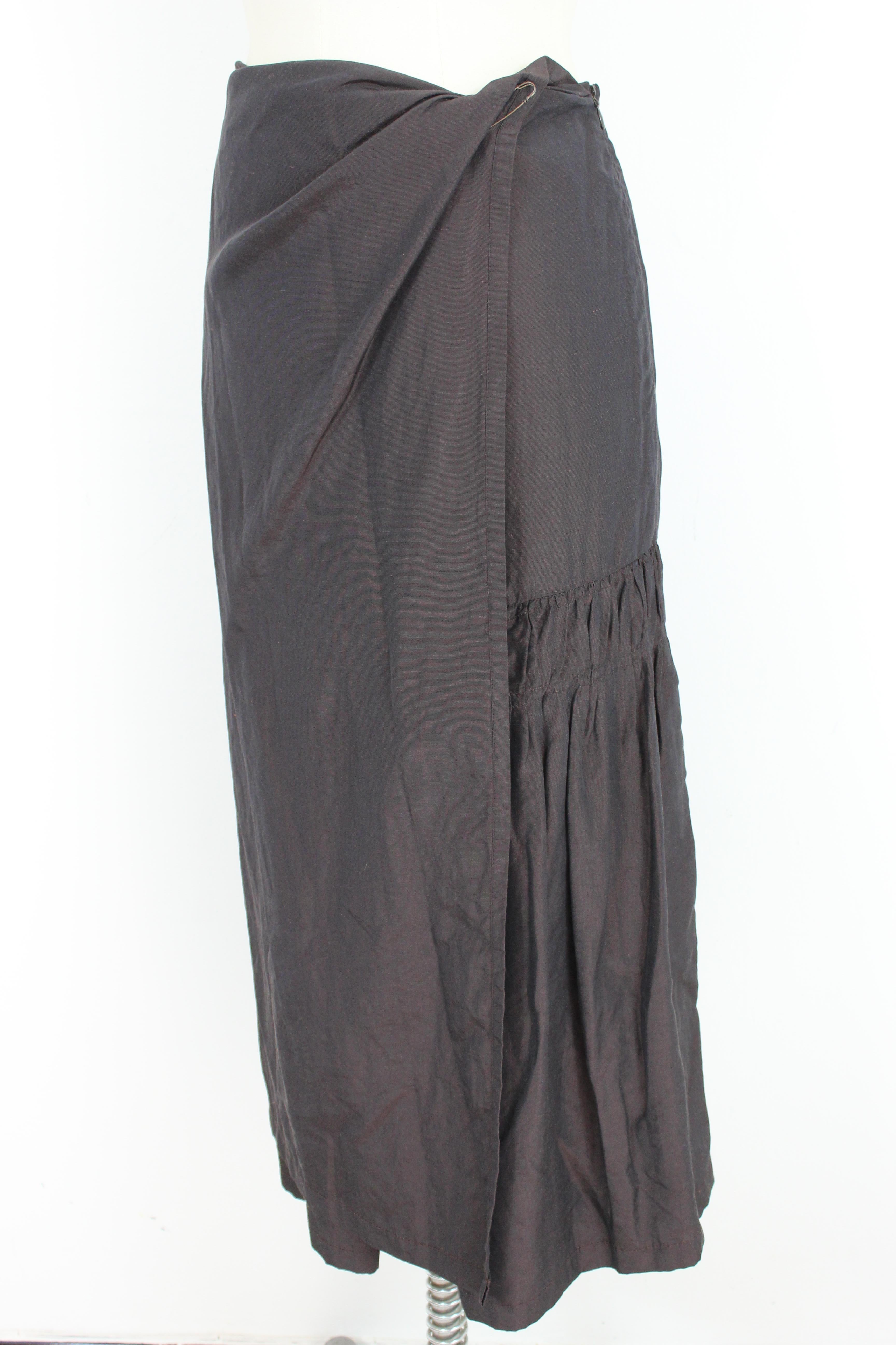 Dries Van Noten 90s vintage skirt. Wallet model with small tail in the back. Side zip closure and brooch on the side. Brown color, 67% silk, 33% linen fabric. Made in Belgium.

Size: 42 It 8 Us 10 Uk 38 Fr

Waist: 37 cm
Front length: 83 cm
Back