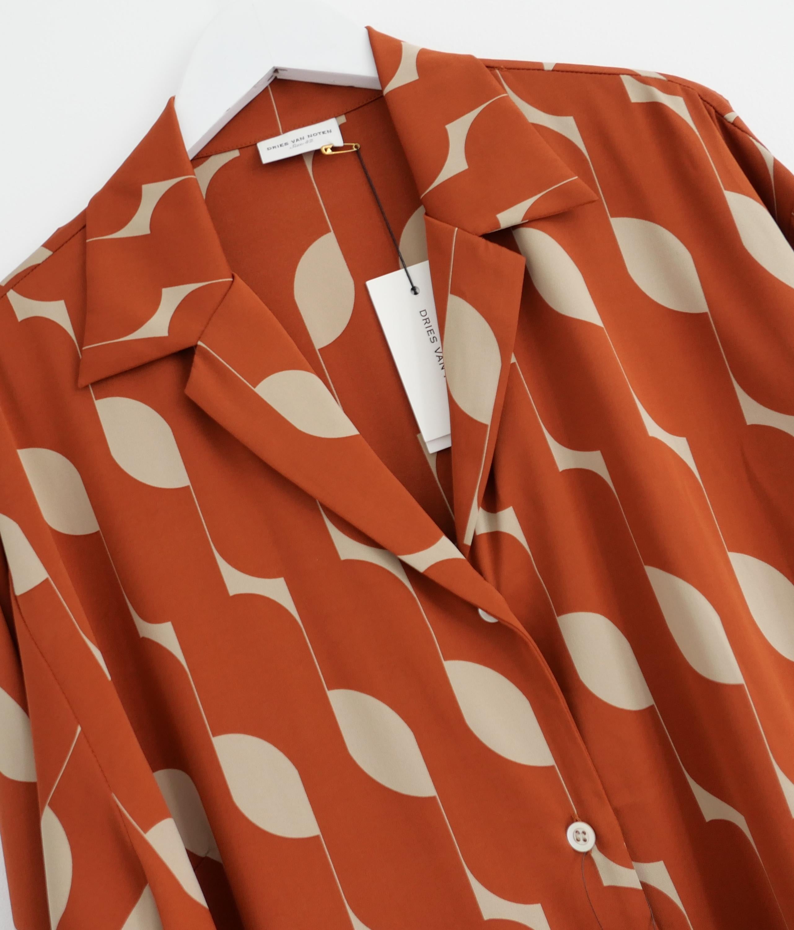 Fabelhafte Bluse Calas von Dries Van Noten. Neu mit Tags. Hergestellt aus Seide und Elastan mit einem grafischen, retro-inspirierten Druck in Rostorange und Creme. Es hat einen kastenförmigen, lockeren Schnitt mit kurzen Ärmeln, spitzem Kragen und