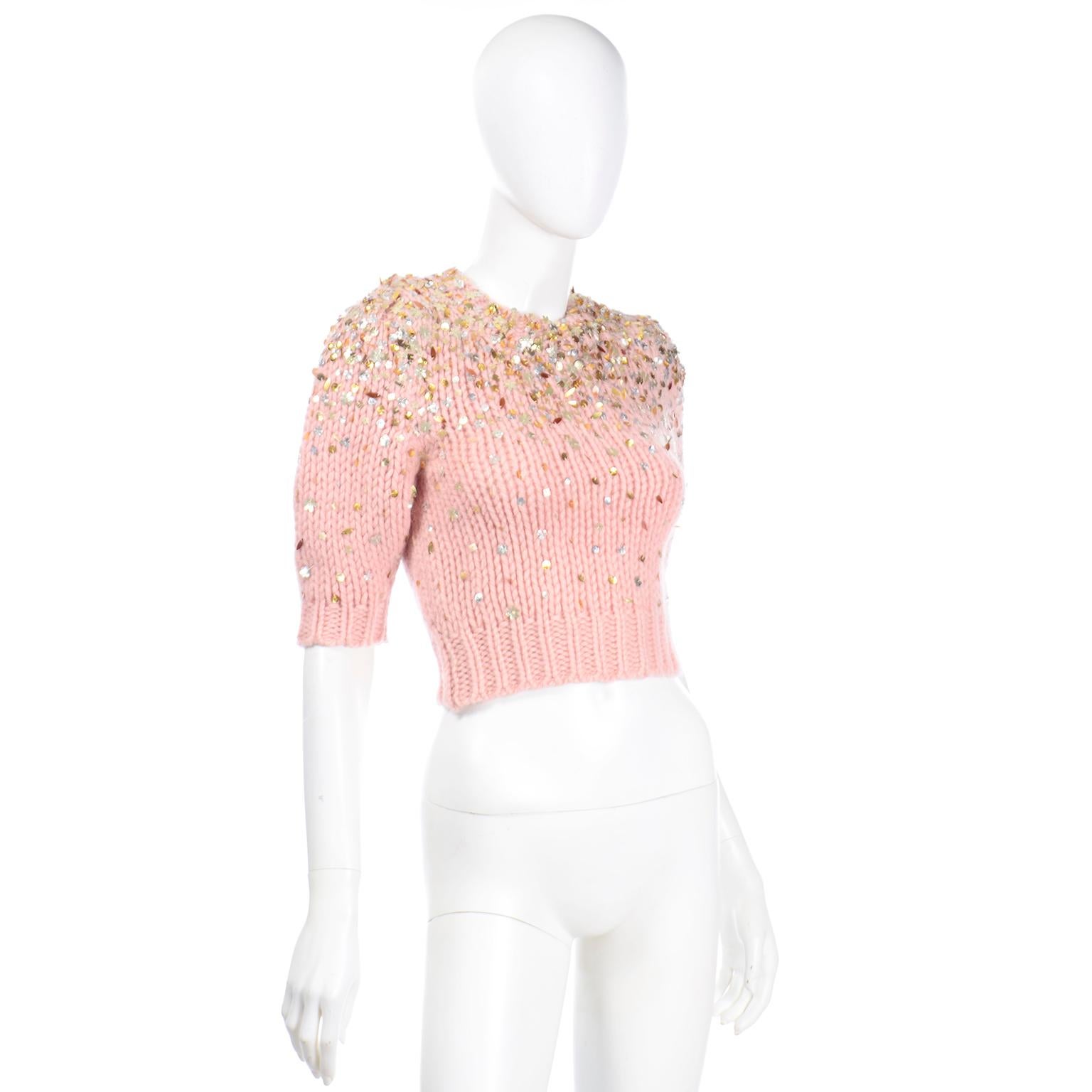 Dies ist ein wirklich lustiger Dries Van Noten Pullover, der aus einer dicken Mohair-Wollmischung gestrickt ist und mit vielen silbernen und goldenen Pailletten verziert ist.  Der Pullover hat 3/4-Ärmel und trägt die Größe Extra Small.  Eine kleine