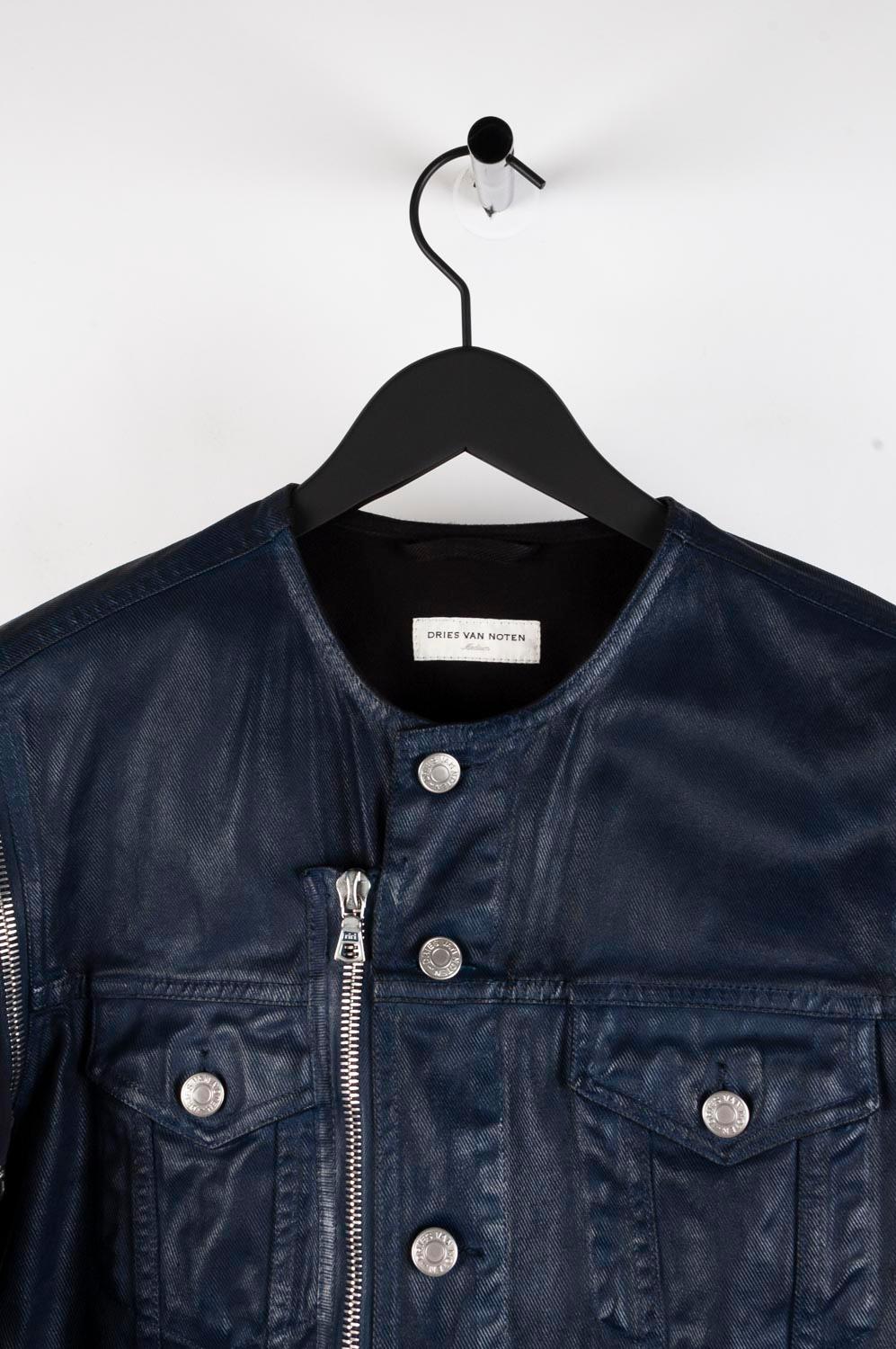 Item for sale is 100% genuine Dries Van Noten Removable Sleeves Detail Coated Men Jacket 
Color: Navy
(An actual color may a bit vary due to individual computer screen interpretation)
Material: 100% cotton
Tag size: M
This jacket is great quality