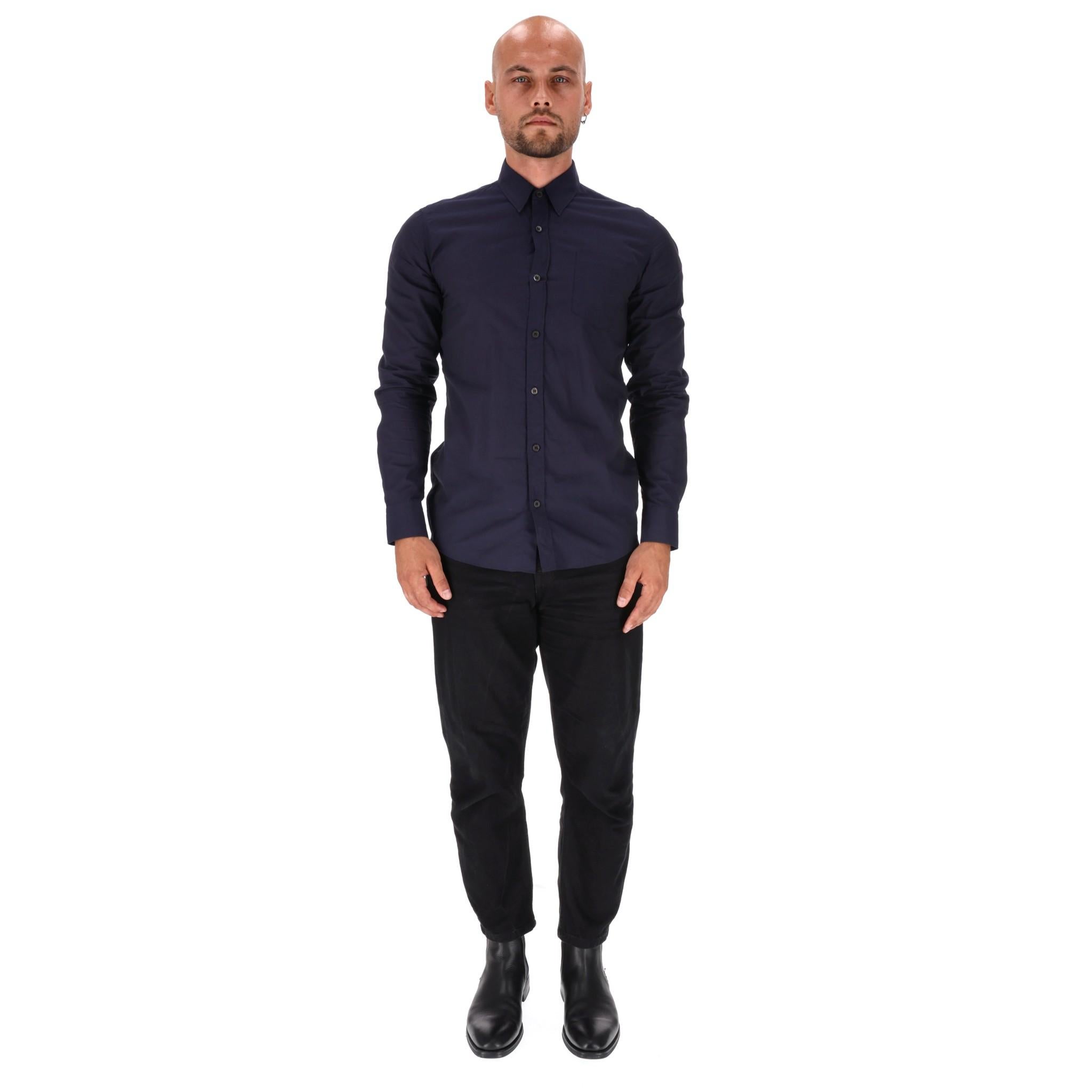Dries Van Noten Cotton Shirt

Navy shirt crafted from cotton with centre button fastening.

Classic collar, long sleeves and regular fit. Rrp Approx. £360

Size – 46FR

Condition – Very Good

Composition – 100% Cotton