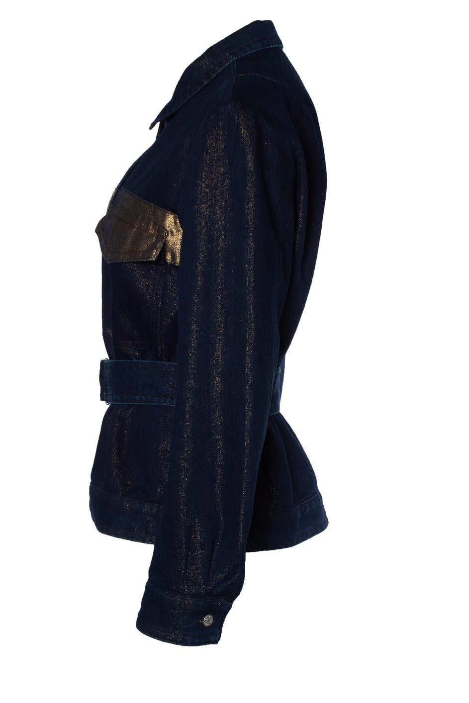 Dries van Noten, Denim lurex jacket with gold flap pockets and belt. The item is in very good condition.

• CONDITION: very good condition 

• SIZE: DE42 - XL 

• MEASUREMENTS: length 61 cm, width 45 cm, waist 51 cm, shoulder width 44 cm, sleeve