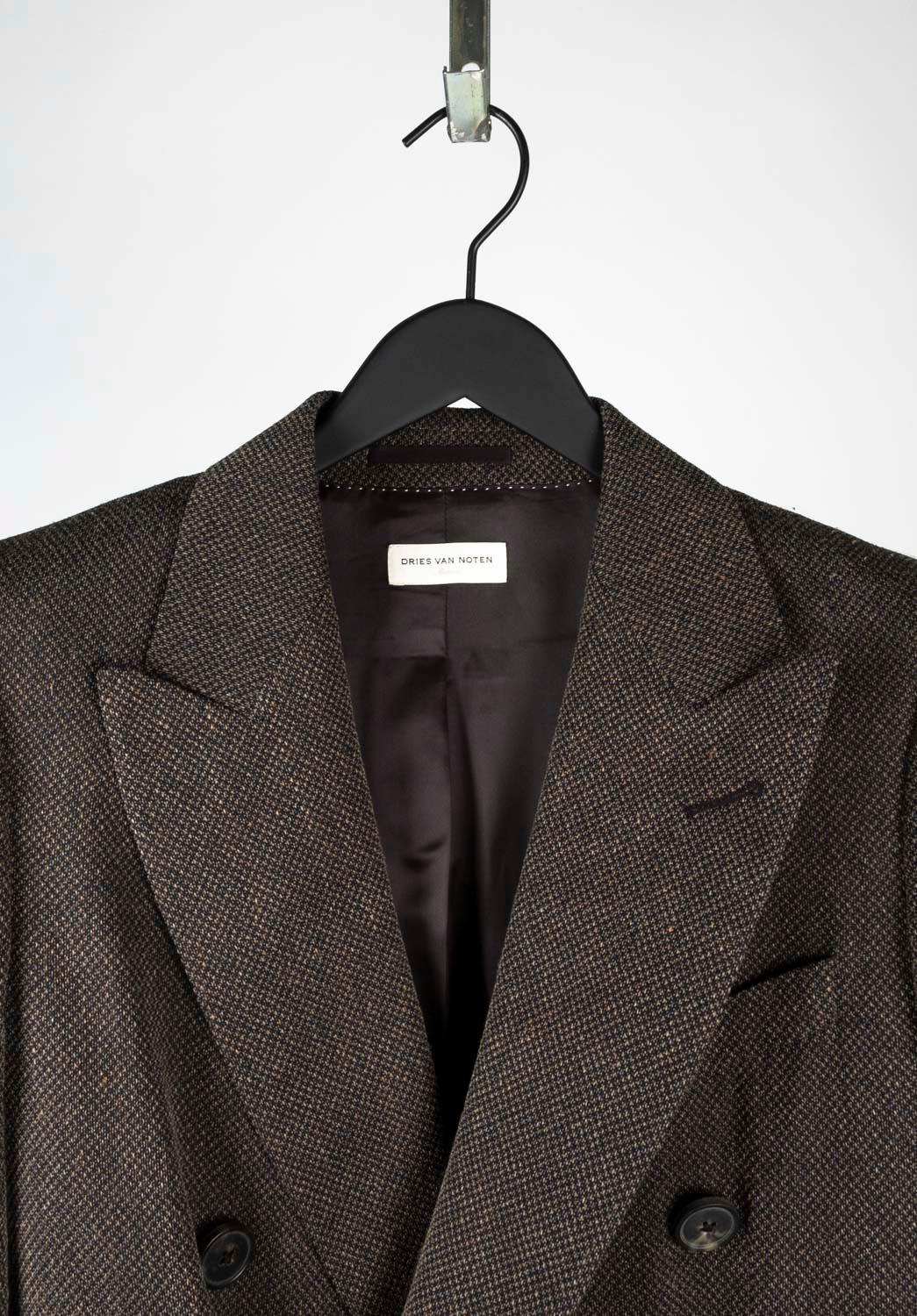100% genuine Dries Van Noten Double-breasted Coat, S546
Color: Brown
(An actual color may a bit vary due to individual computer screen interpretation)
Material: No tag, seems light spring wool/linen blend
Tag size: M
This jacket is great quality