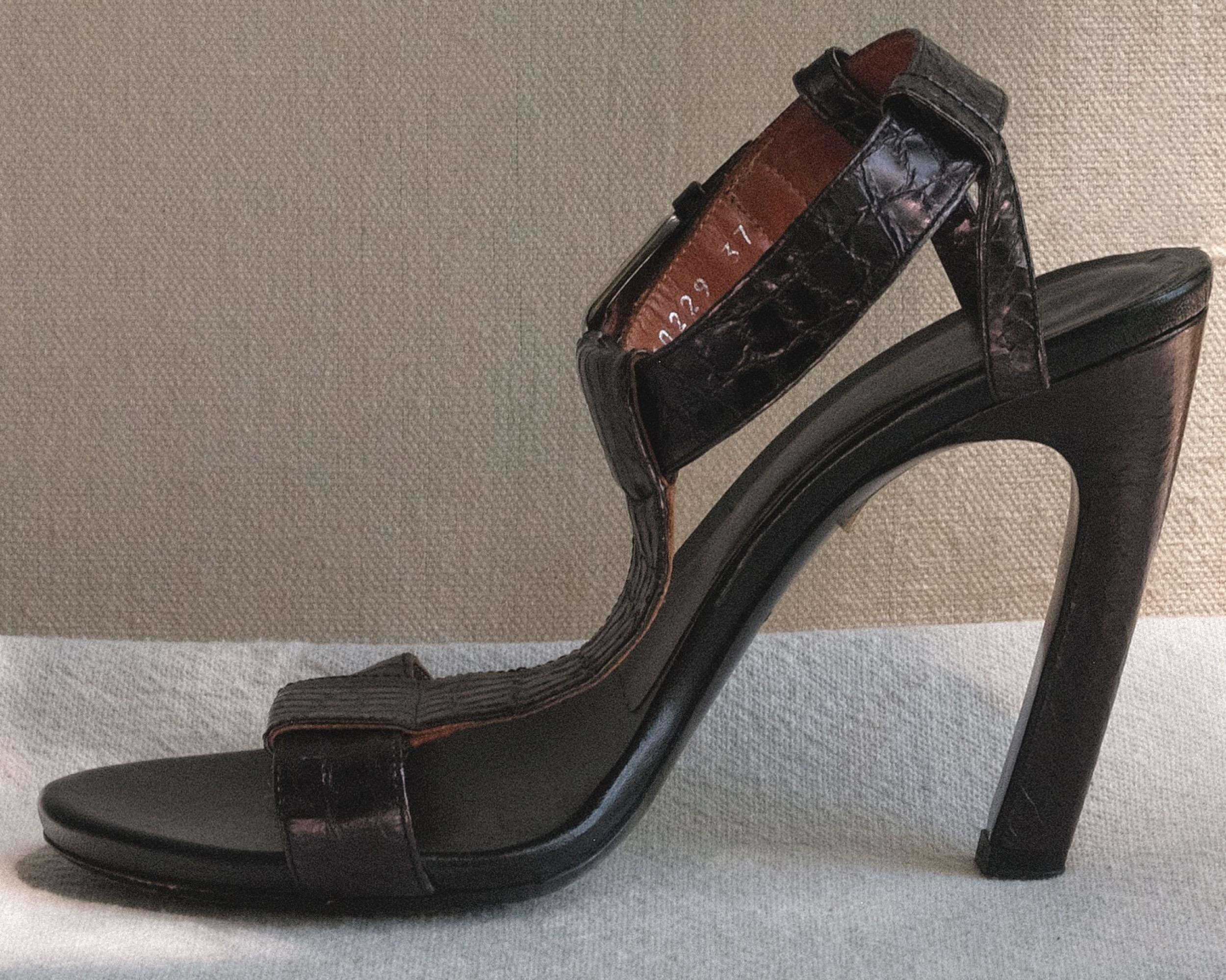 Dries Van Noten Embossed Leather T-Strap Curved Heel Size 37 For Sale 12