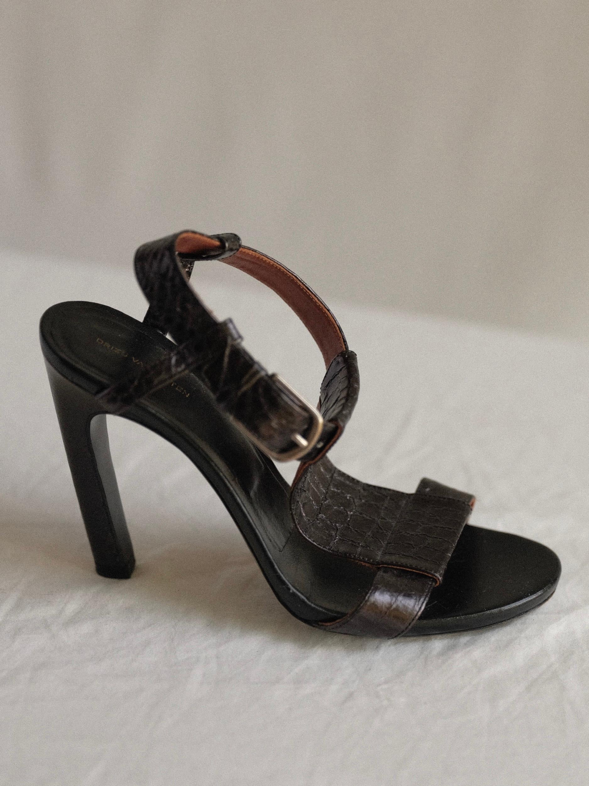 Dries Van Noten Embossed Leather T-Strap Curved Heel Size 37 In Good Condition For Sale In Los Angeles, CA
