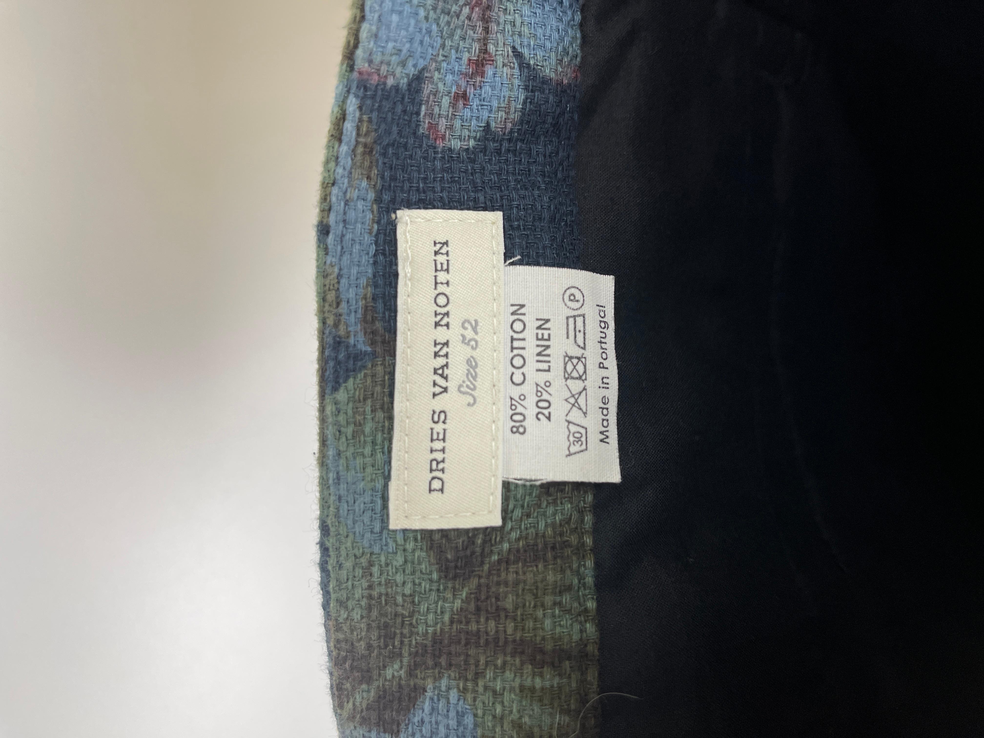 Common motif by Dries Van Noten. The brand is known for their floral pattern.


Size: 52, fits perfectly for a size 33-34.


Condition: Near new condition, with no tags.


Please message me with any questions you have in mind : )
