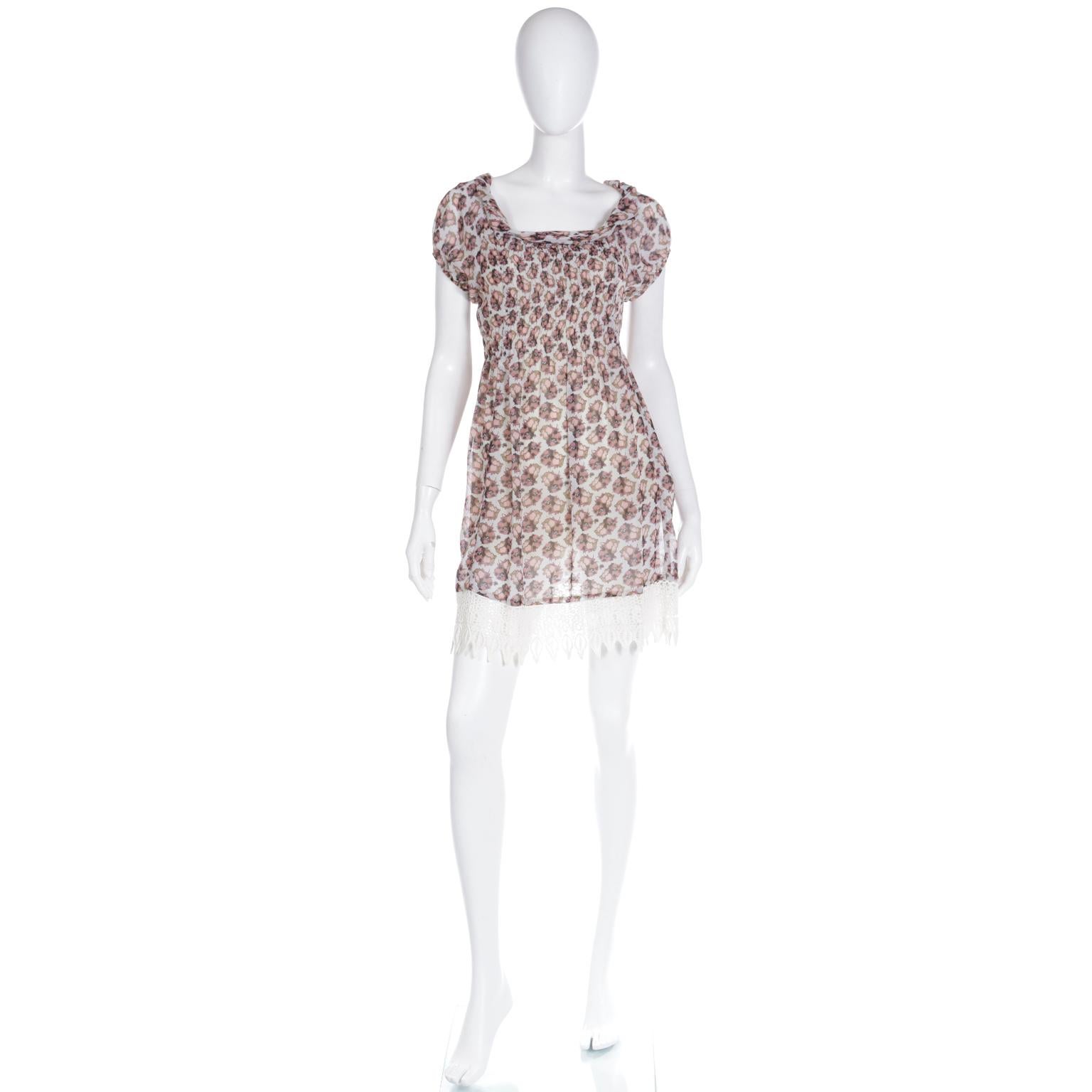 Cette jolie mini robe Dries Van Noten est facile à porter et présente un joli imprimé floral. La robe a des manches courtes et une encolure roulée unique qui est fendue de sorte qu'elle ressemble presque à des bretelles. Nous avons essayé de le