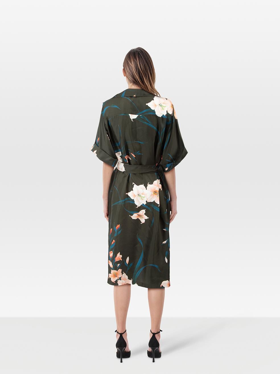 CONDITION is Very good. Minimal wear to the dress is evident. Plucks to the weave on the front, back and waist band on this used Dries Van Noten designer resale item.
 
 Details
 
 
 Multicolour¬†
 
 Silk
 
 Dress
 
 Midi
 
 Short sleeves
 
 Belted
