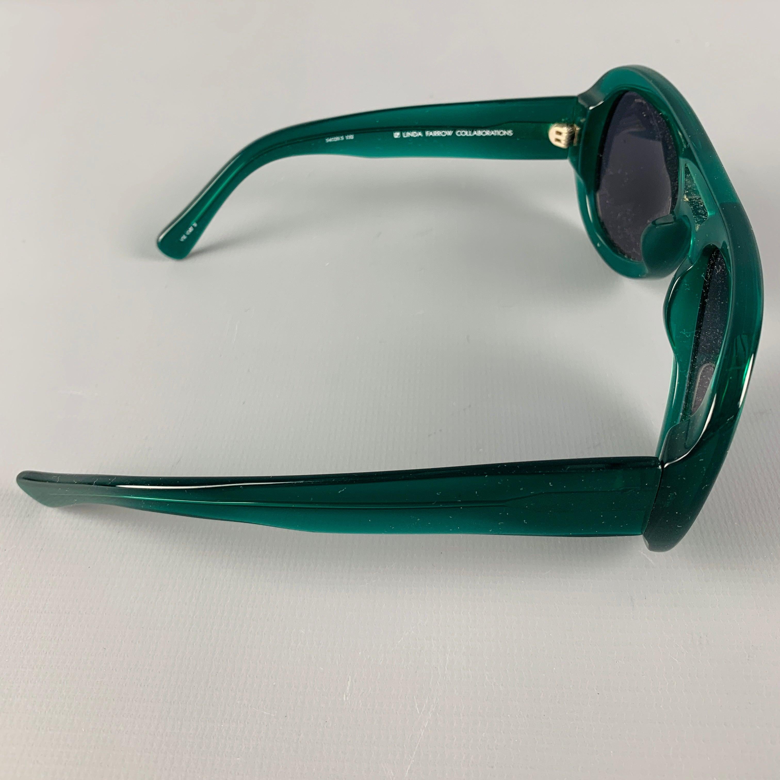 DRIES VAN NOTEN x LINDA FARROW sunglasses in a green acetate with silver tone hardware featuring tinted grey lenses. Made in Japan.Very Good Pre-Owned Condition. As is. 

Marked:   DVN/25/4  

Measurements: 
  Length: 12 cm.Height: 4.5 cm.
  
  
