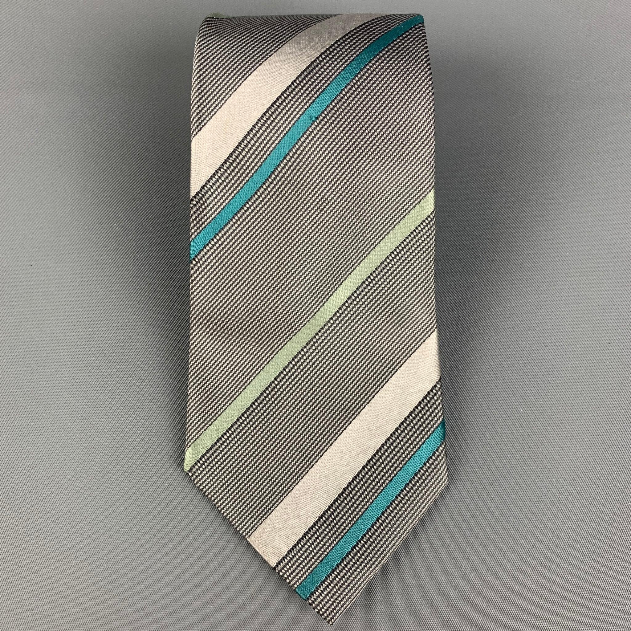 DRIES VAN NOTEN
Die Krawatte ist aus grauer und schwarzer Seide mit einem Streifenmuster. Hergestellt in Belgien. Sehr guter, gebrauchter Zustand, Breite: 3.5 Zoll 
  
  
 
Referenz: 117443
Kategorie: Krawatte
Mehr Details
    
Marke:  DRIES VAN
