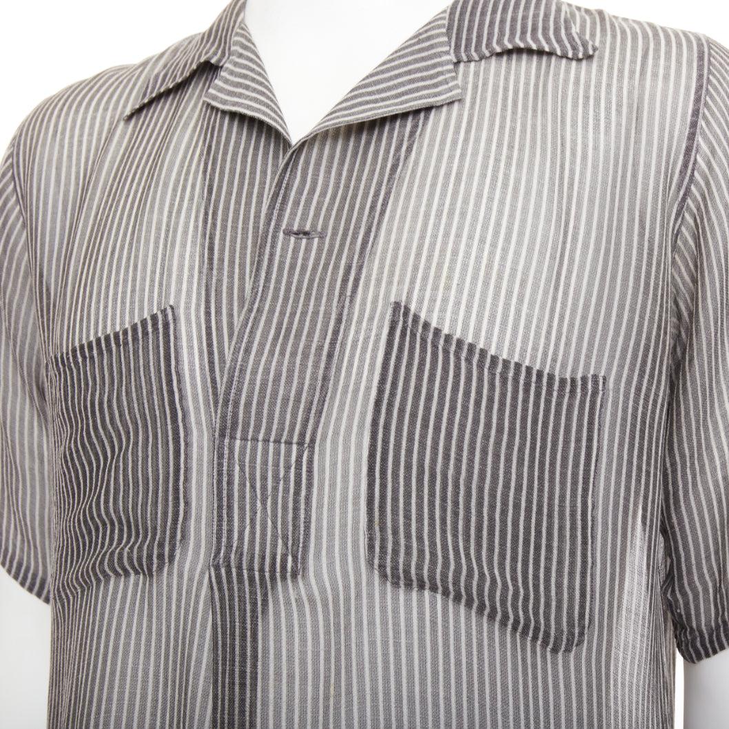 DRIES VAN NOTEN polo a righe trasparenti grigie e bianche con bottoni IT48 M.
Riferimento: PRWU/A00192
Marchio: Dries Van Noten
Materiale: Tessuto
Colore: Grigio
Modello: A righe
Chiusura: bottone
Dettagli extra: Manica corta, colletto da campeggio