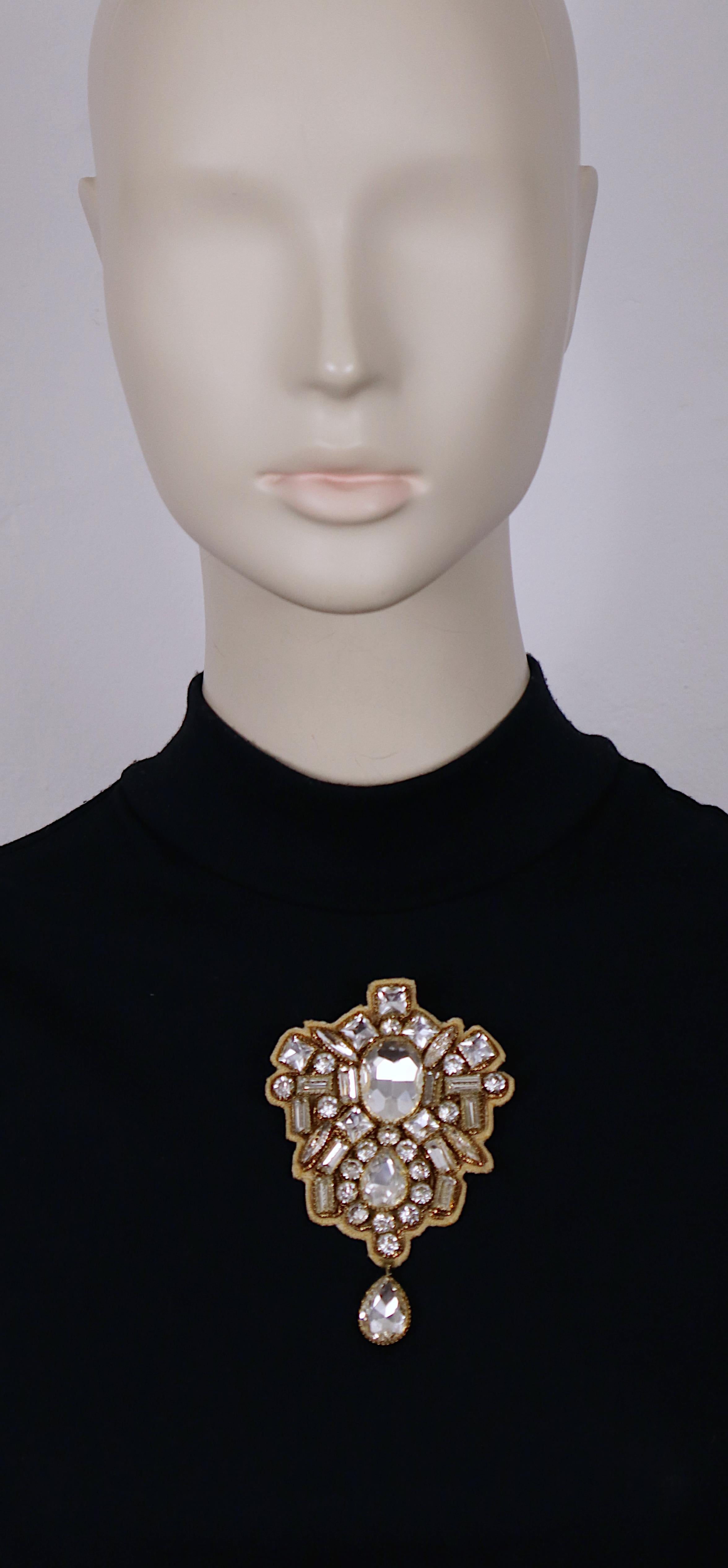 DRIES VAN NOTEN large clear crystal brooch with fabric backing.

Embossed DRIES VAN NOTEN.

Indicative measurements : height approx. 10.5 cm (4.13 inches) / max. width approx. 7 cm (2.76 inches).

Material : Fabric / Crystal / Gold tone metal