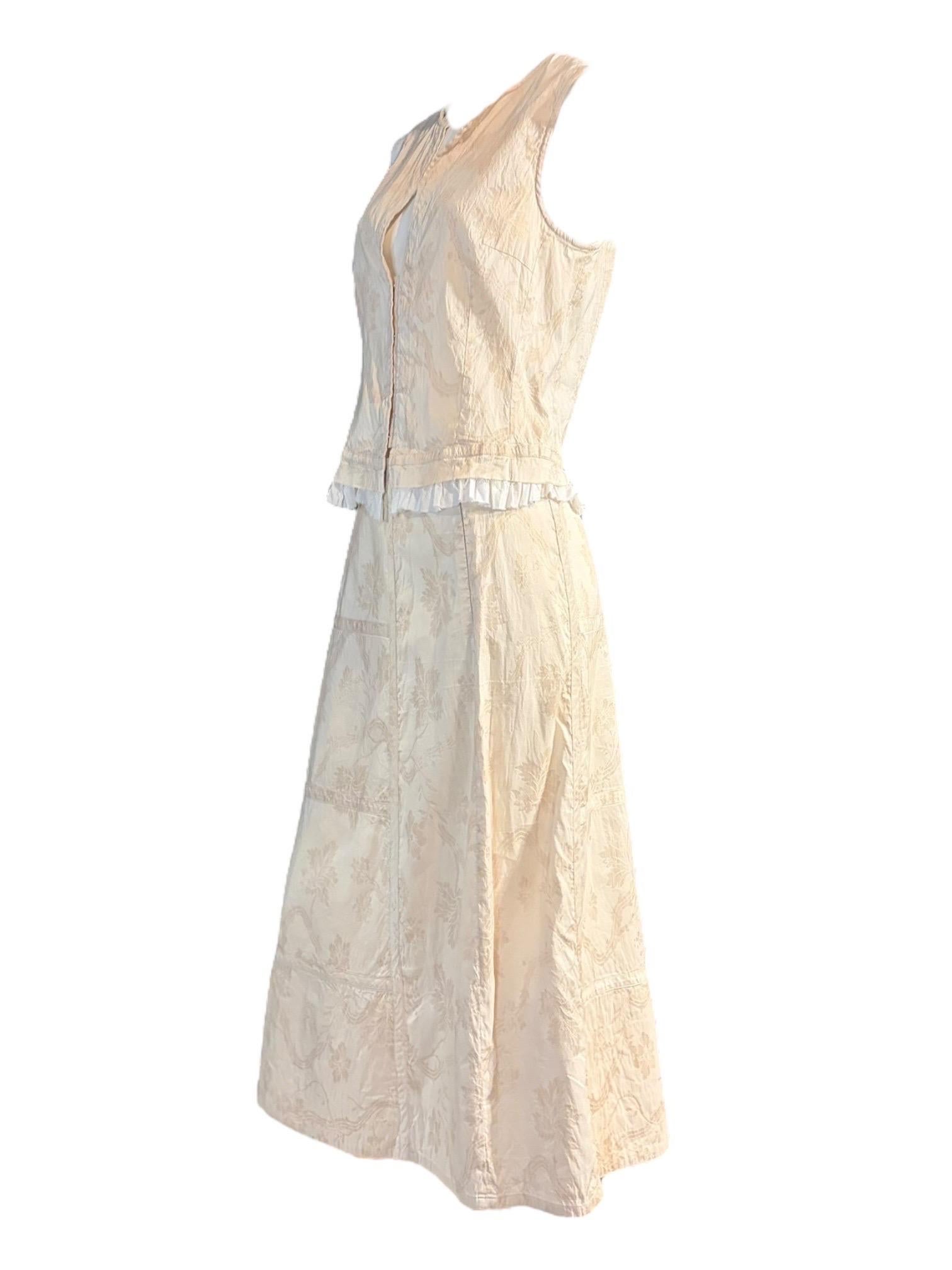 Sobrio ma innegabilmente raffinato, questo set di gonne a tre pezzi di Dries Van Noten della fine degli anni '90 incarna la fusione di struttura e morbidezza tipica dello stilista. Realizzato in jacquard floreale color avorio, il set comprende un