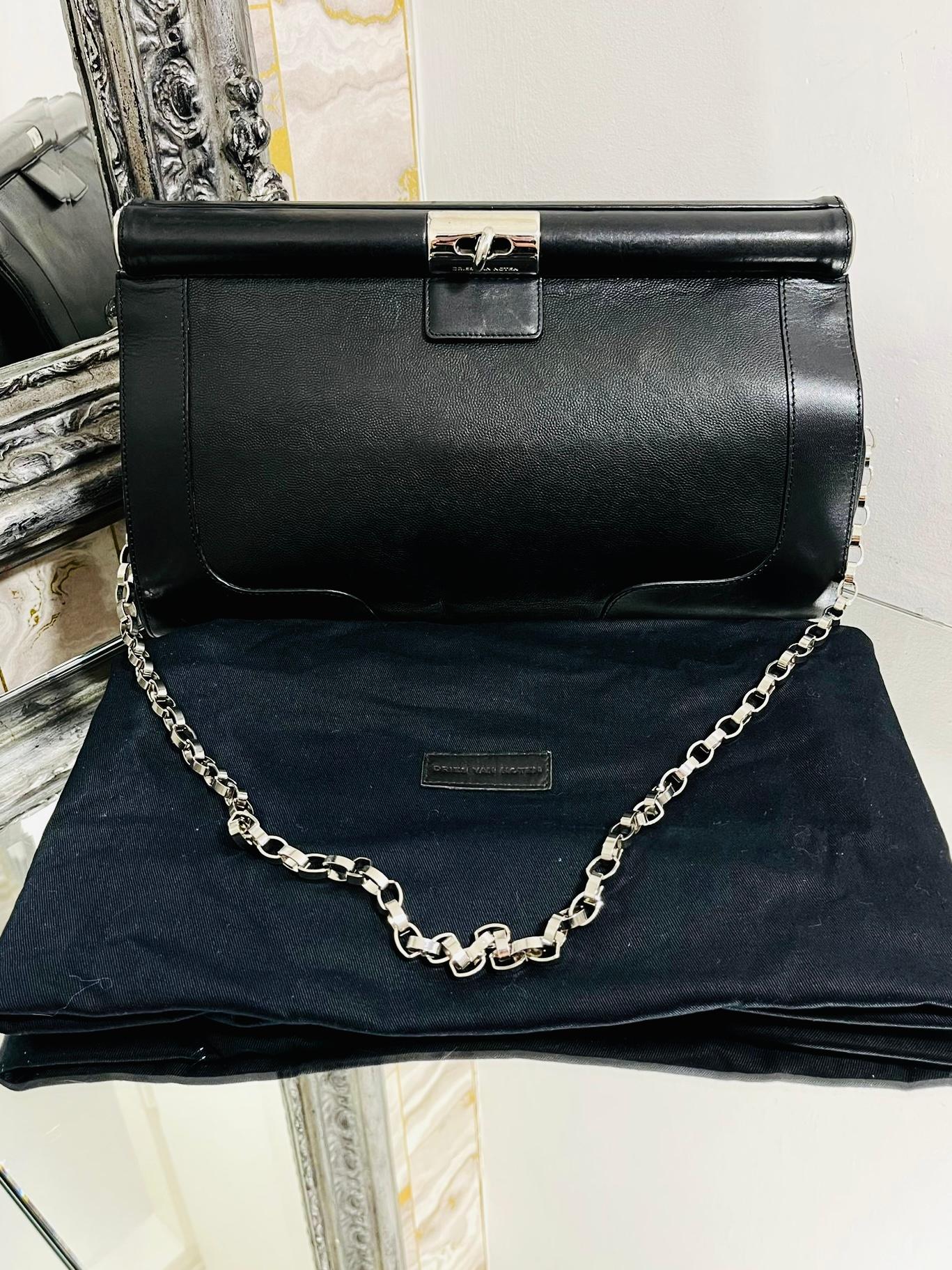 Bolso de piel Dries van Noten Piel negra con fornitura plateada.

Bandolera de cadena y cierre de giro de metal plateado con logotipo grabado. Viene con bolsa para el polvo.

Más información:
Talla - Única
Estado - Muy bueno (ligeros arañazos en el