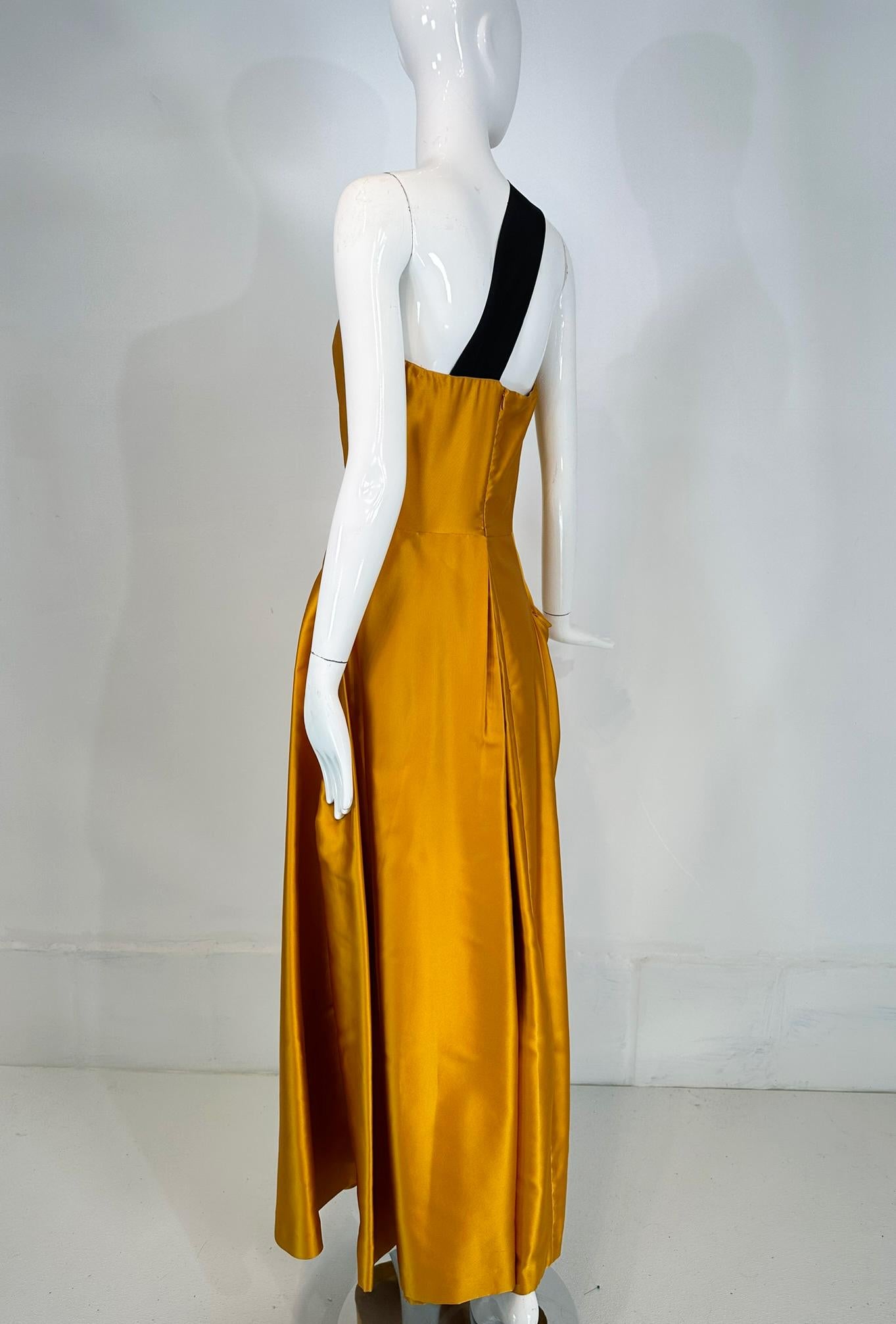 Dries van Noten Vestido de noche con un hombro de seda Marigold SS 2009 Look 53 en venta 5