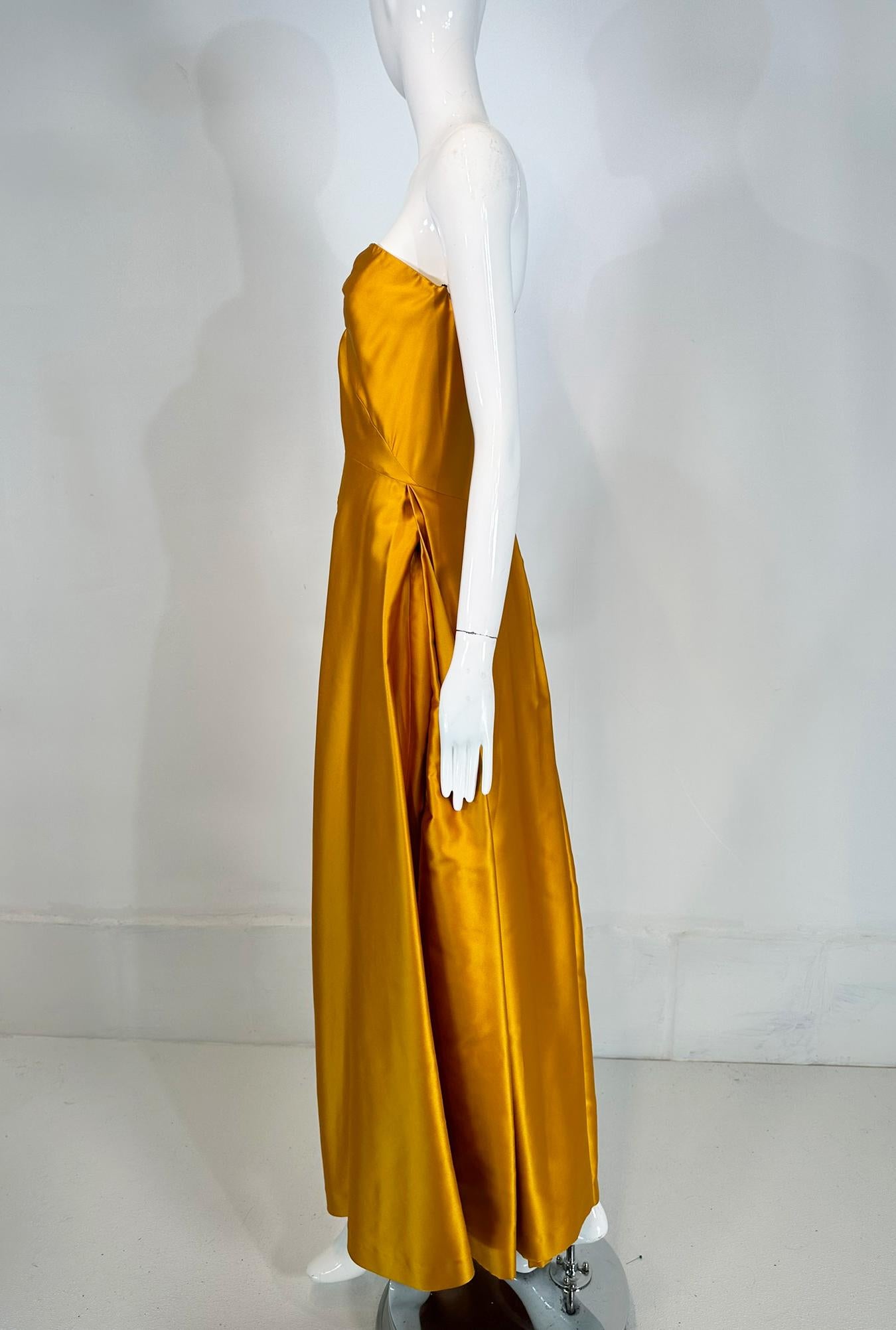 Dries van Noten Vestido de noche con un hombro de seda Marigold SS 2009 Look 53 en venta 6