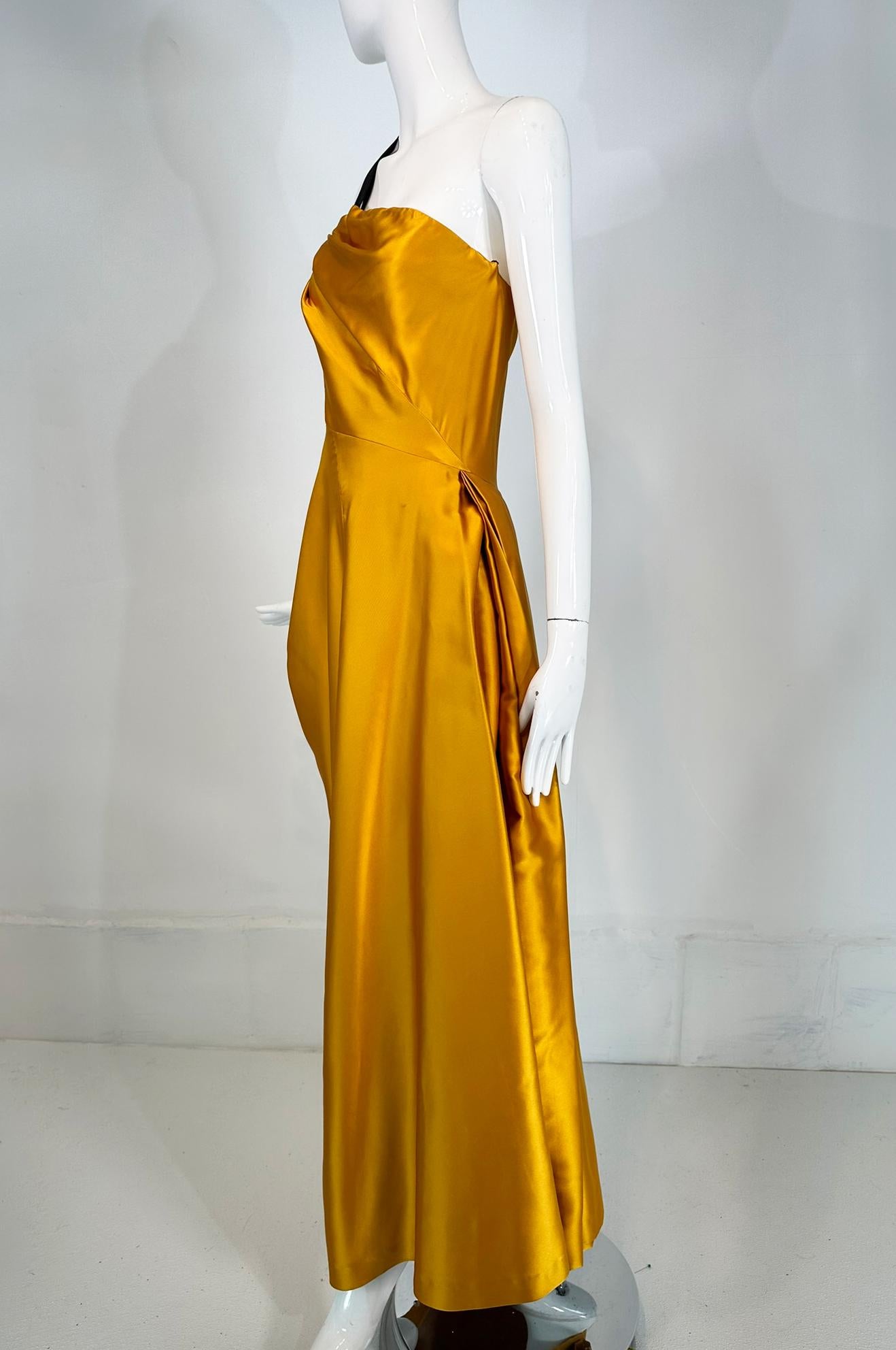 Dries van Noten Vestido de noche con un hombro de seda Marigold SS 2009 Look 53 en venta 7