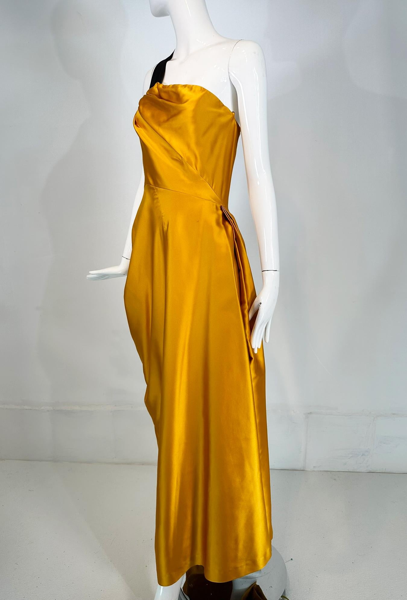 Dries van Noten Vestido de noche con un hombro de seda Marigold SS 2009 Look 53 en venta 8