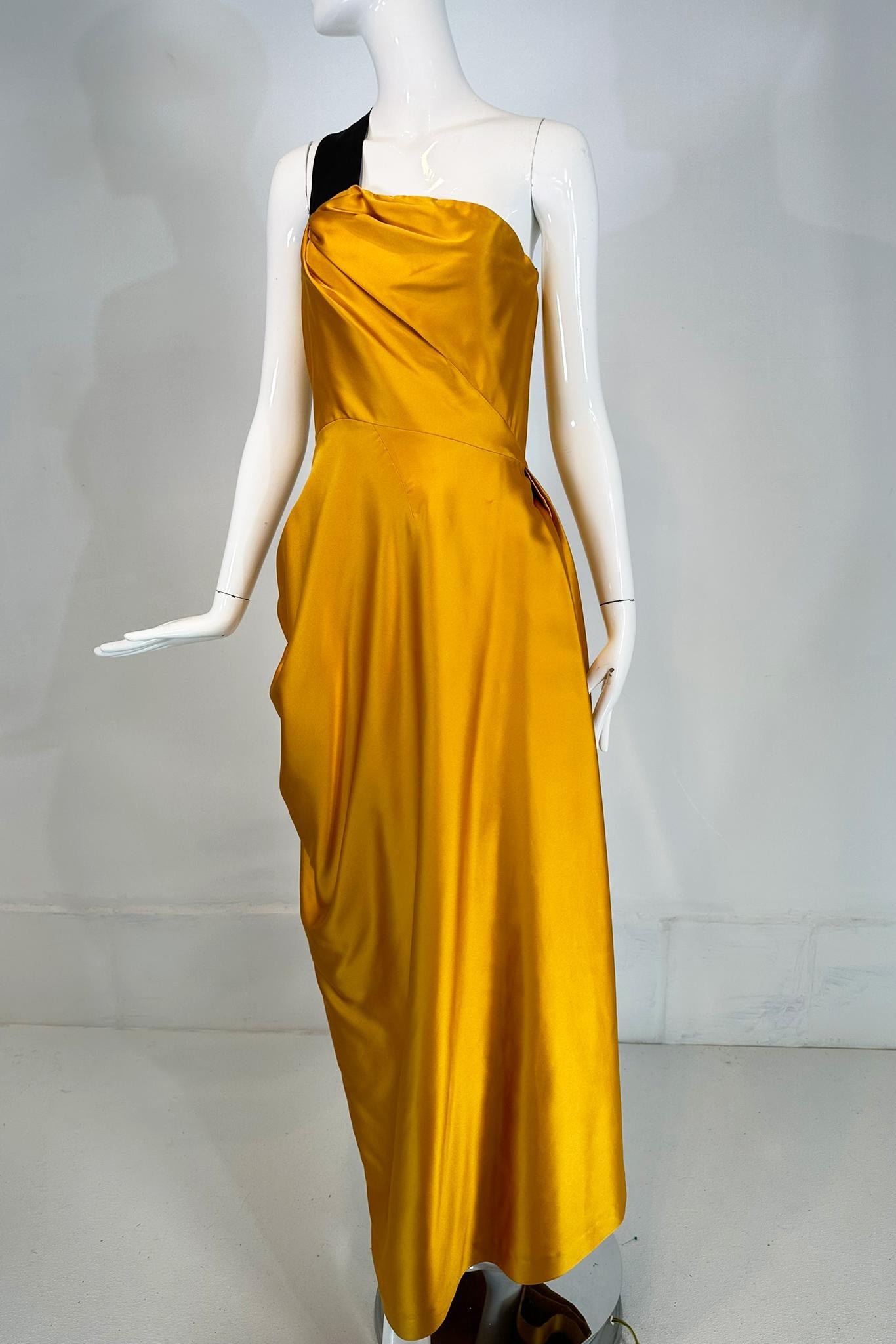Dries van Noten Vestido de noche con un hombro de seda Marigold SS 2009 Look 53 en venta 9