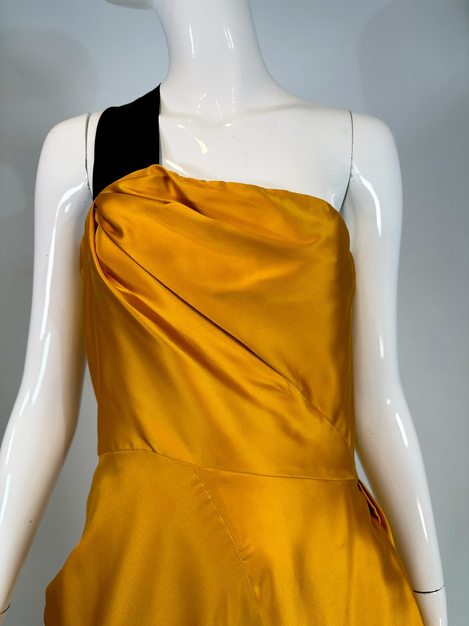 Dries van Noten Vestido de noche con un hombro de seda Marigold SS 2009 Look 53 en venta 10