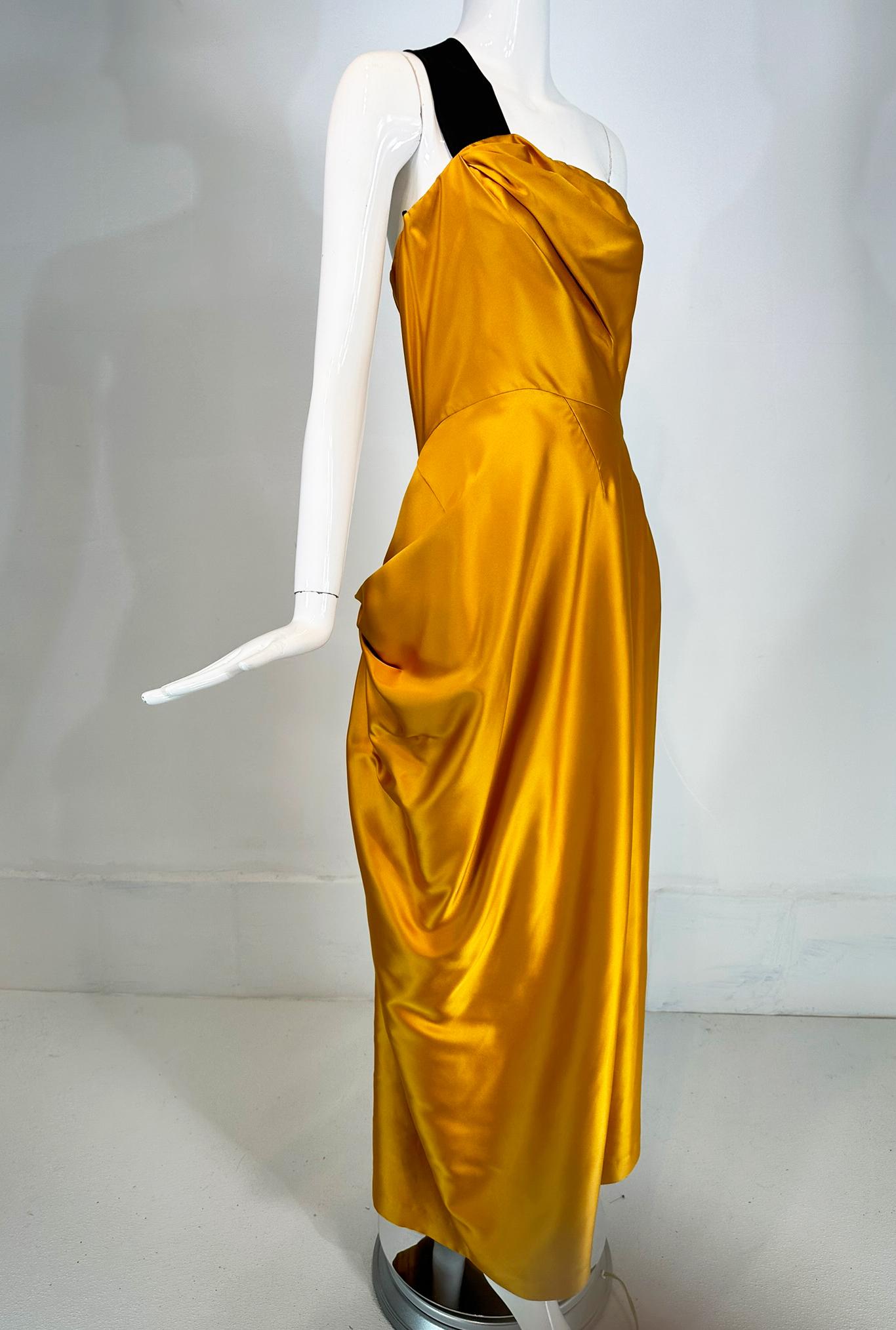 Vestido de noche con un hombro de seda azafrán Dries van Noten SS 2009, look 53. Precioso vestido de satén de seda color caléndula con un único tirante ancho de cinta de seda negra. El corpiño superior del vestido está drapeado por un lado. El